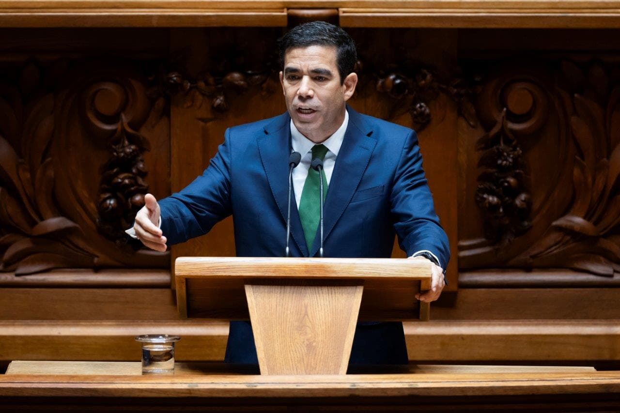 Ministro da Presidência, António Leitão Amaro, apresenta regime de acolhimento de estrangeiros ou apátridas em centros de instalação temporária, Assembleia da República, 15 maio 2026 (José Sena Goulão/Lusa)