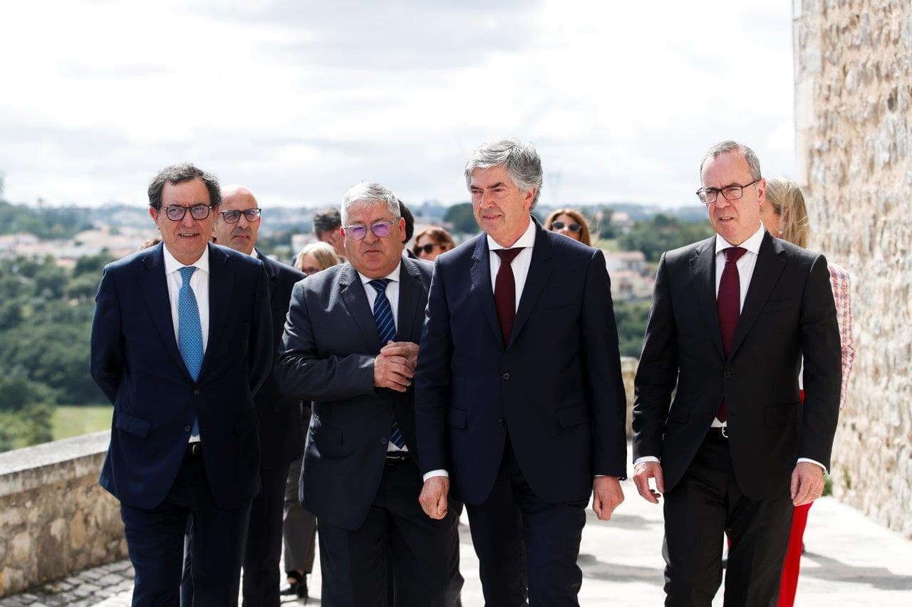 Ministro da Economia e Coesão Territorial, Castro Almeida, Secretário de Estado do Turismo, Comércio e Serviços, Pedro Machado, presidente da Câmara de Porto de Mós, Jorge Vala, e presidente do Turismo de Portugal, Carlos Abade, na apresentação da campanha para promover turismo interno, Porto de Mós, 19 maio 2026 (Paulo Cunha/Lusa)