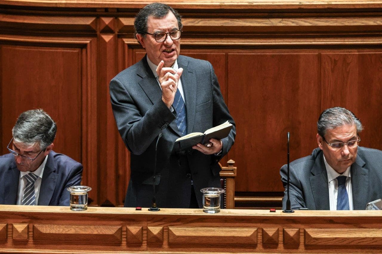 Minister of Economy and Territorial Cohesion Castro Almeida at the debate in Parliament, 22 May 2026 (Tiago Petinga/Lusa)