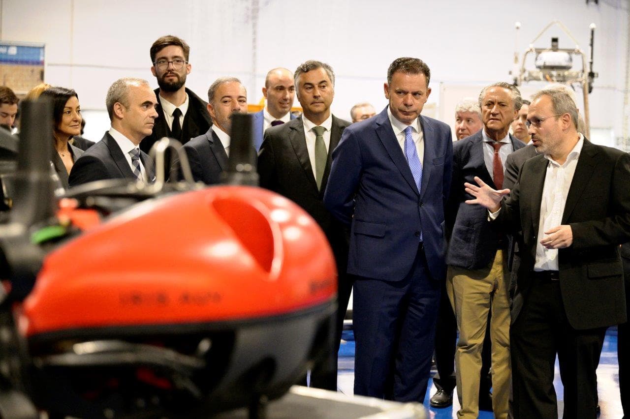Responsáveis do Instituto Politécnico do Porto apresentam veículo autónomo submarino desenvolvido num dos seus institutos ao Primeiro-Ministro Luís Montenegro e ao Ministro da Educação Ciência e Inovação, Fernando Alexandre, no dia da criação da Universidade Técnica do Porto, 1 de junho de 2026 (Gonçalo Borges Dias/GPM)
