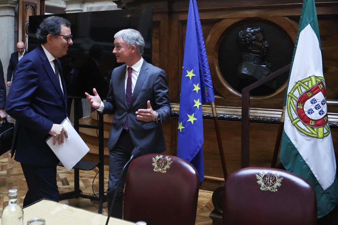 Ministro da Economia e Coesão Territorial, Castro Almeida, à chegada para a audição na comissão de Economia e Coesão Territorial da Assembleia da República, 2 de junho de 2026 (António Cotrim/Lusa)