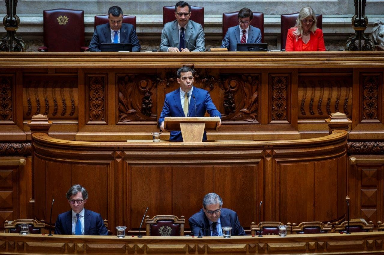 Ministro da Presidência, António Leitão Amaro, apresenta as propostas de Lei que concluem a adaptação da legislação portuguesa ao novo Pacto Europeu sobre Migração e Asilo, Assembleia da República, 11 de junho de 2026 (Tiago Petinga/Lusa)