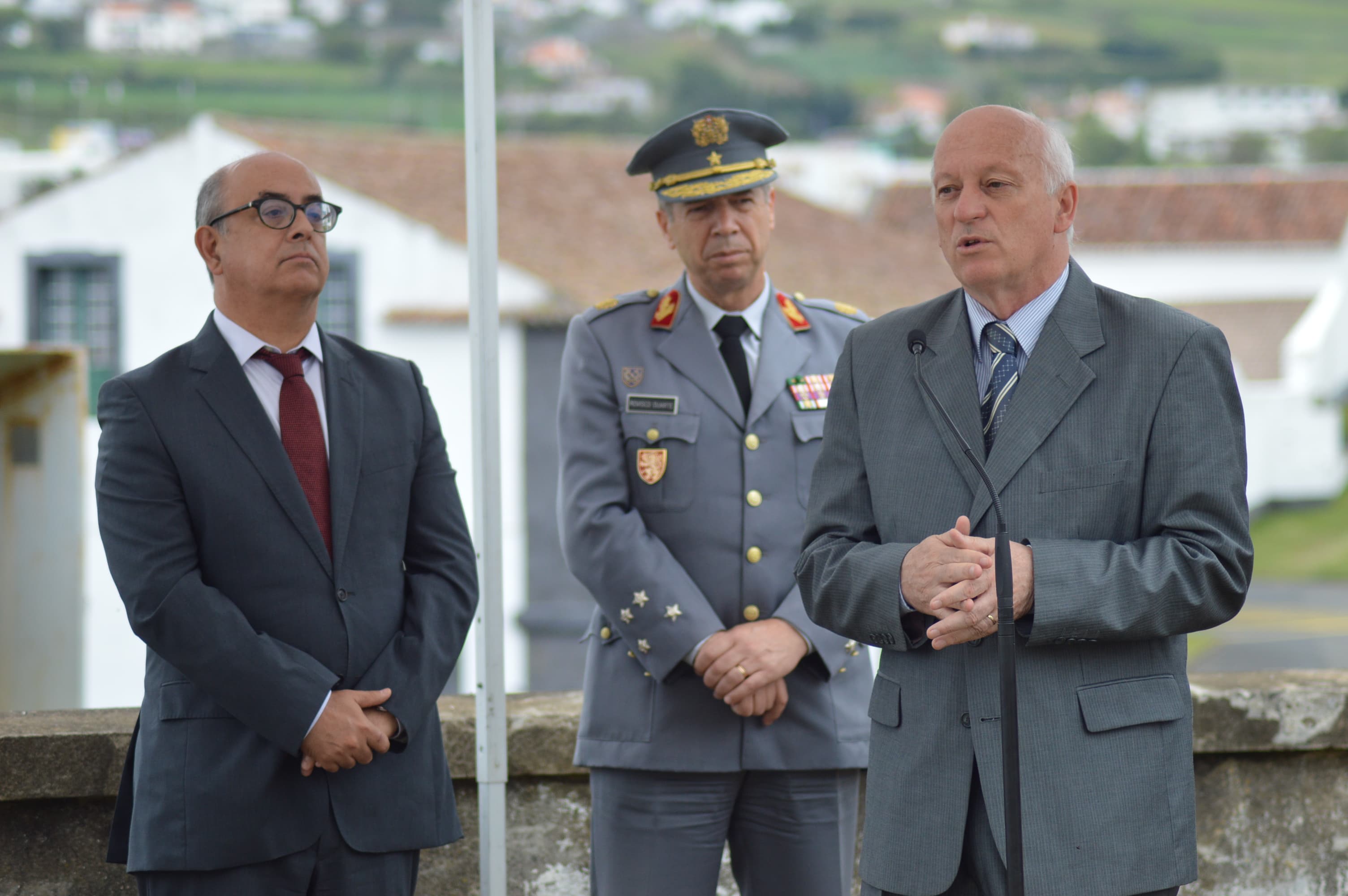 Ministro da Defesa Nacional, Azeredo Lopes, Chefe do Estado-Maior do Exército, Rovisco Duarte, e Presidente da Câmara Municipal de Angra do Heroísmo, Álamo de Meneses, no lançamento da primeira pedra