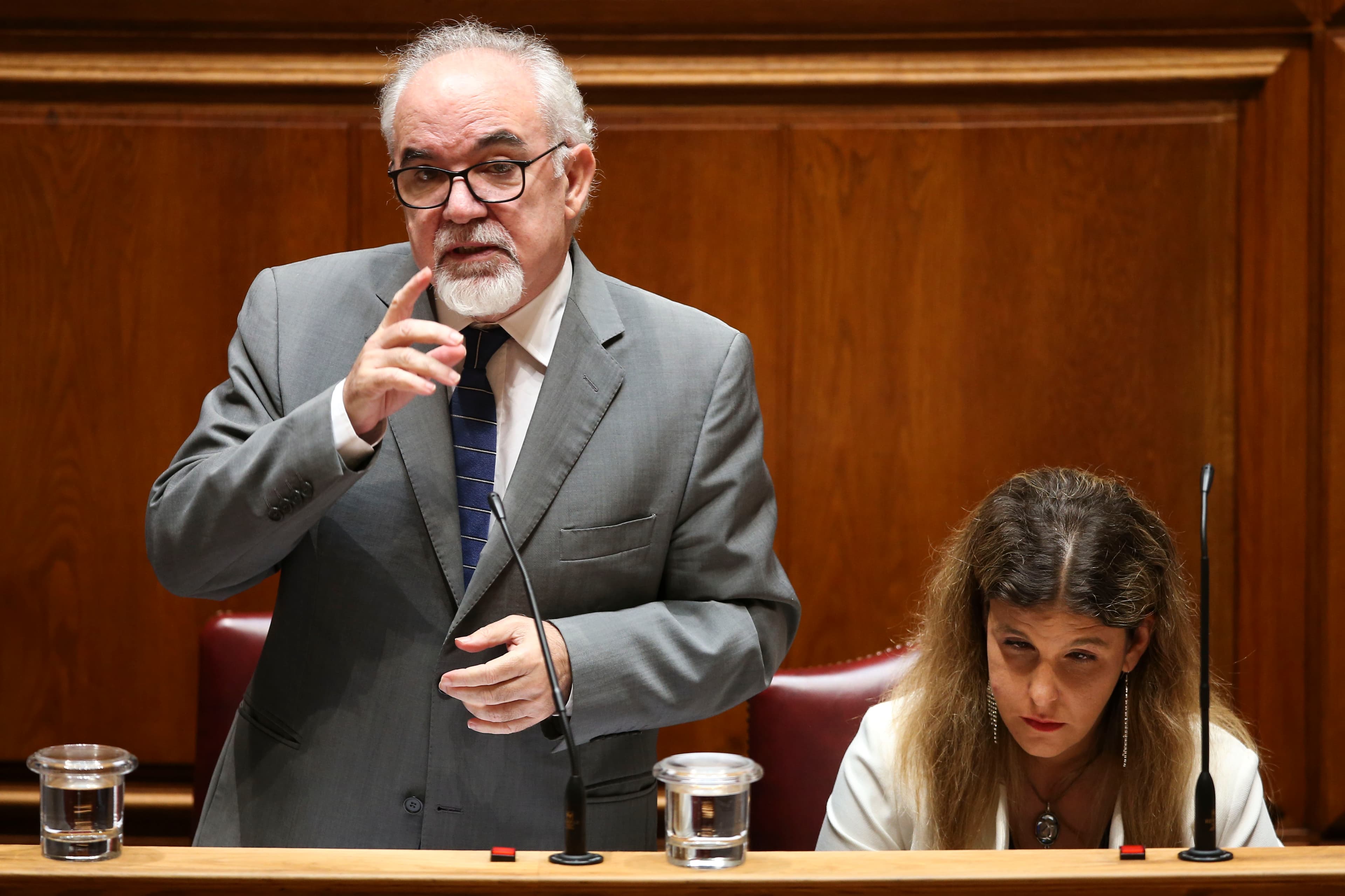 Ministro do Trabalho, Solidariedade e Segurança Social, José António Vieira da Silva, e Secretária de Estado da Inclusão das Pessoas com Deficiência, Ana Sofia Antunes, na Assembleia da República