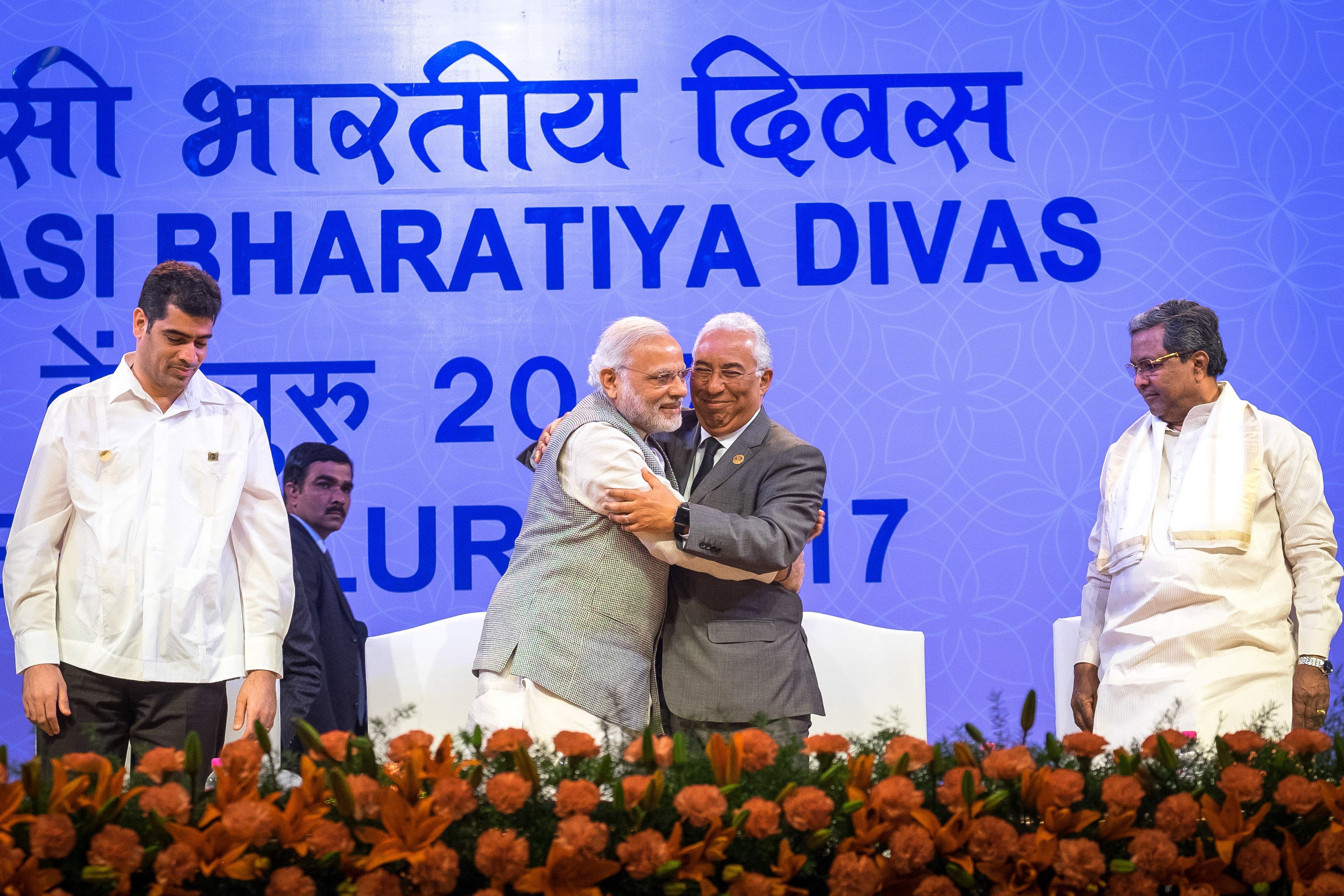 Primeiro-Ministro António Costa com o Primeiro-Ministro Narendra Modi na convenção mundial da diáspora indiana, Bangalore, 8 janeiro 2017 (Foto: Clara Azevedo)