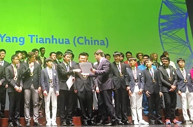 Ministro da Educação, Tiago Brandão Rodrigues, entrega o prémio de vencedor absoluto a Yang Tianhua, Lisboa, 29 julho 2018