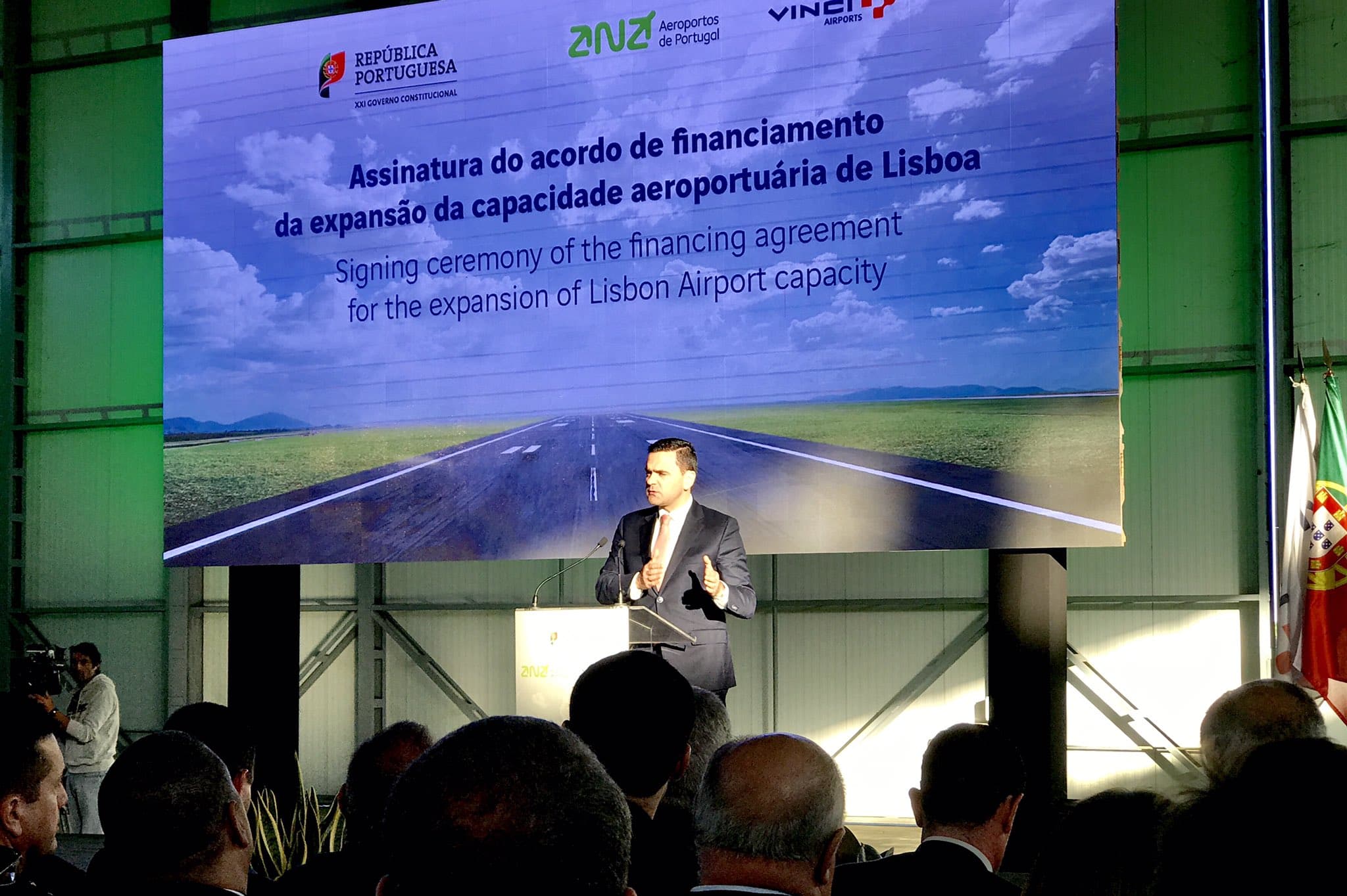 Ministro do Planeamento e das Infraestruturas, Pedro Marques, na cerimónia de assinatura do contrato de expansão aeroportuária de Lisboa, Montijo, 8 janeiro 2019