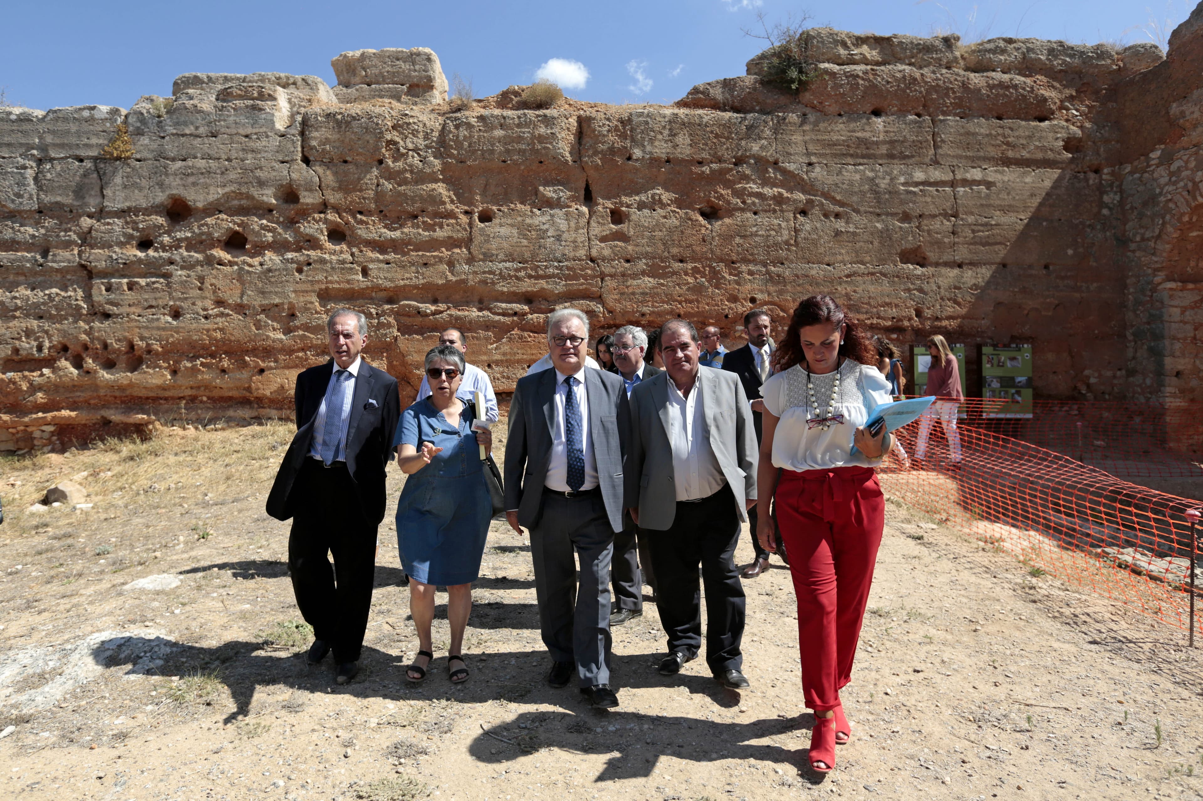 Ministro da Cultura, Castro Mendes, visita as obras de recuperação do Castelo almoada de Paderne, Albufeira, 10 setembro 2018 (Foto: Filipe Farinha/Lusa)