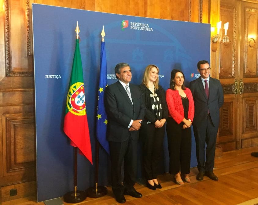 Secretária de Estado Adjunta e da Justiça, Helena Mesquita Ribeiro, e Secretária de Estado para a Cidadania e a Igualdade, Rosa Monteiro, na assinatura do protocolo, Lisboa, 19 julho 2018