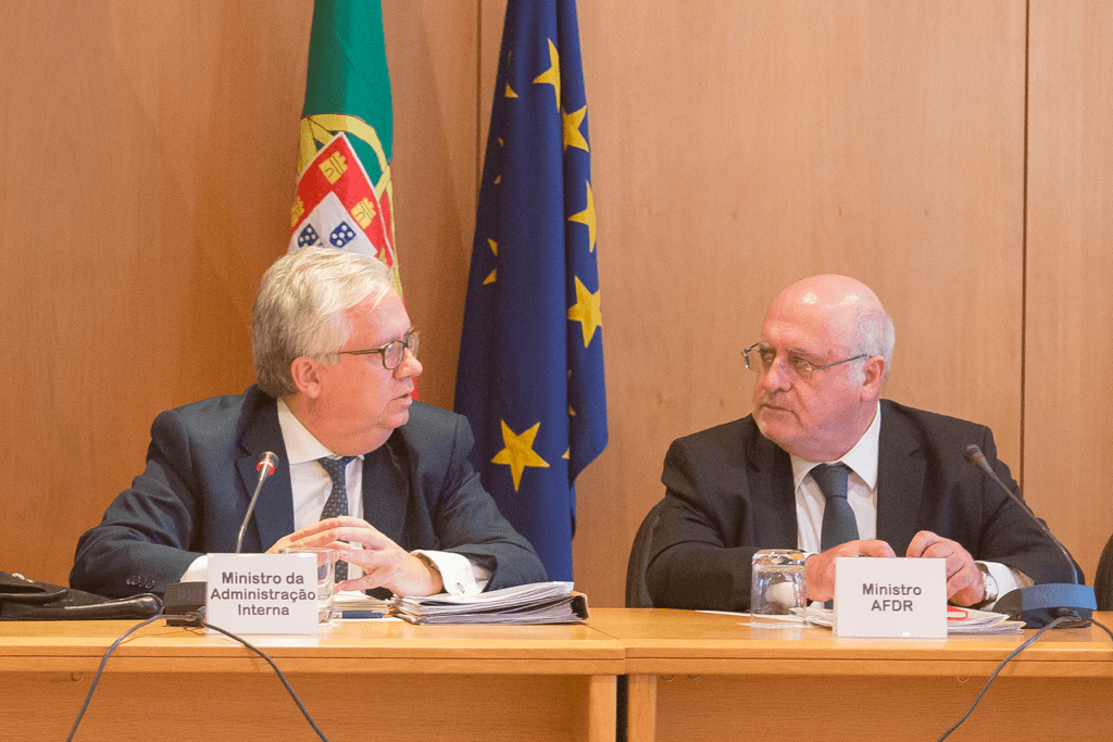 Ministros da Administração Interna, Eduardo Cabrita, e da Agricultura, Florestas e Desenvolvimento Rural, Luís Capoulas Santos, na reunião extraordinária do Conselho Florestal Nacional, Lisboa, 16 novembro 2017 (Foto: César Cordeiro)