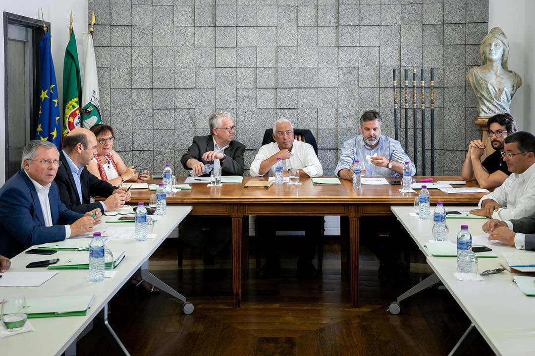 Primeiro-Ministro António Costa e Ministro da Administração Interna, Eduardo Cabrita, na reunião com autarcas e representantes de entidades da região afetada pelo incêndio de Monchique, Monchique, 10 agosto 2018 (Foto: Paulo Vaz Henriques)