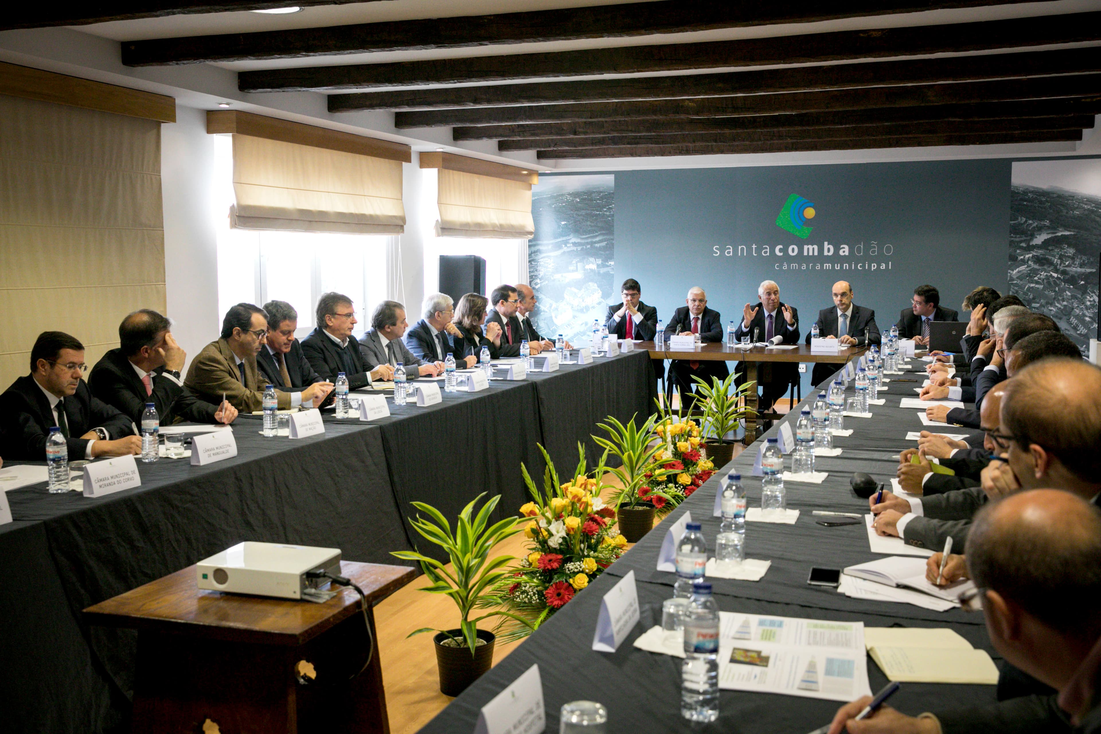 Primeiro-Ministro António Costa, Ministro Pedro Siza Vieira, e Secretário de Estado Eurico Brilhante Dias durante a reunião com autarcas para captação de investimento para o interior, Santa Comba Dão, 24 novembro 2017 (Foto: Paulo Vaz Henriques)