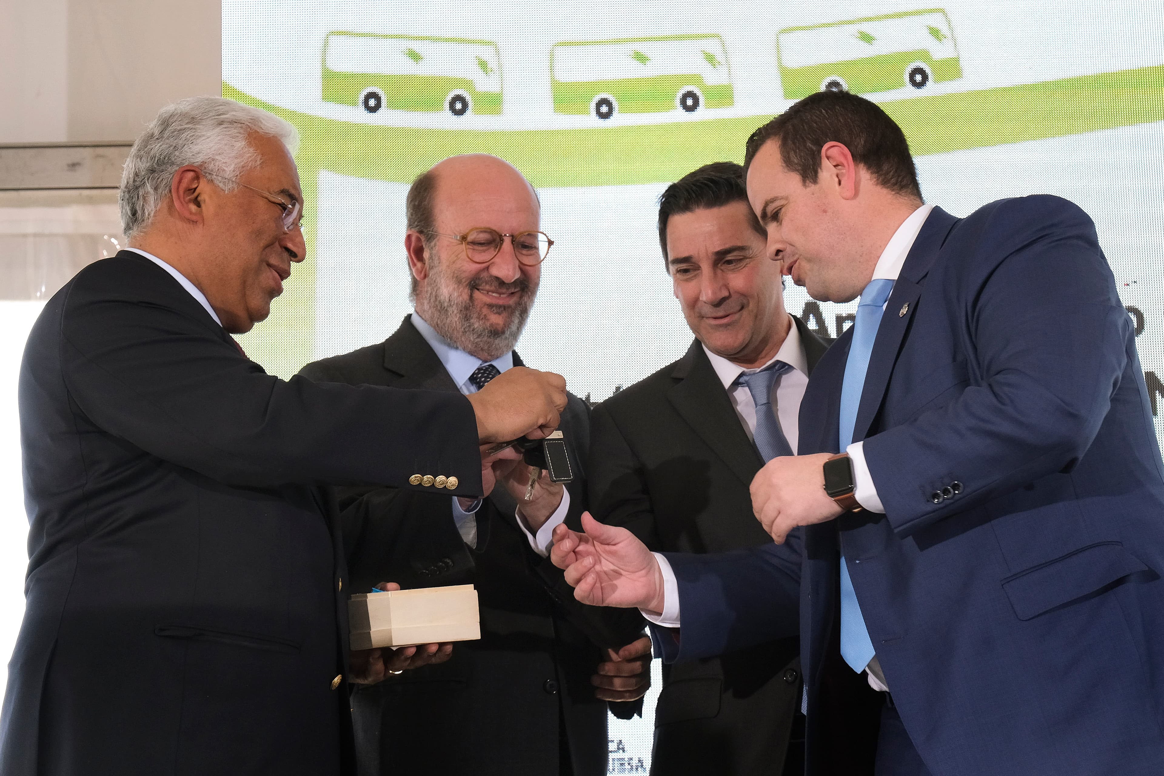 Primeiro-Ministro António Costa e Ministro do Ambiente e Transição Energética, Matos Fernandes, entregam as chaves do primeiro autocarro de energias limpas ao Presidente da Câmara do Barreiro, 28 março 2019 (Foto: Rui Minderico/Lusa)