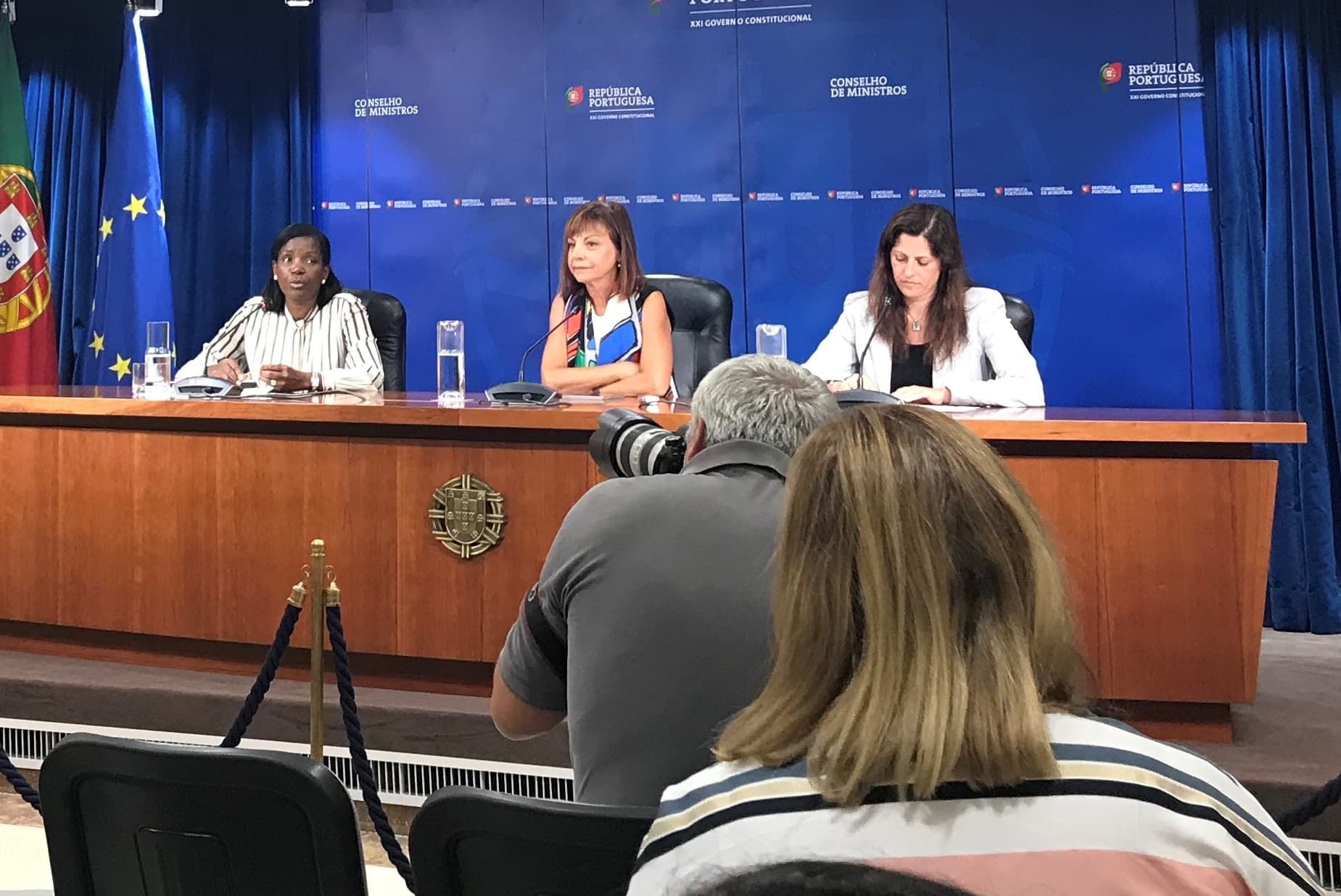 Ministras da Justiça, Francisca Van Dunem, da Presidência e da Modernização Administrativa, Maria Manuel Leitão Marques, e Secretária de Estado da Segurança Social, Cláudia Joaquim, na conferência de imprensa após a reunião do Conselho de Ministros