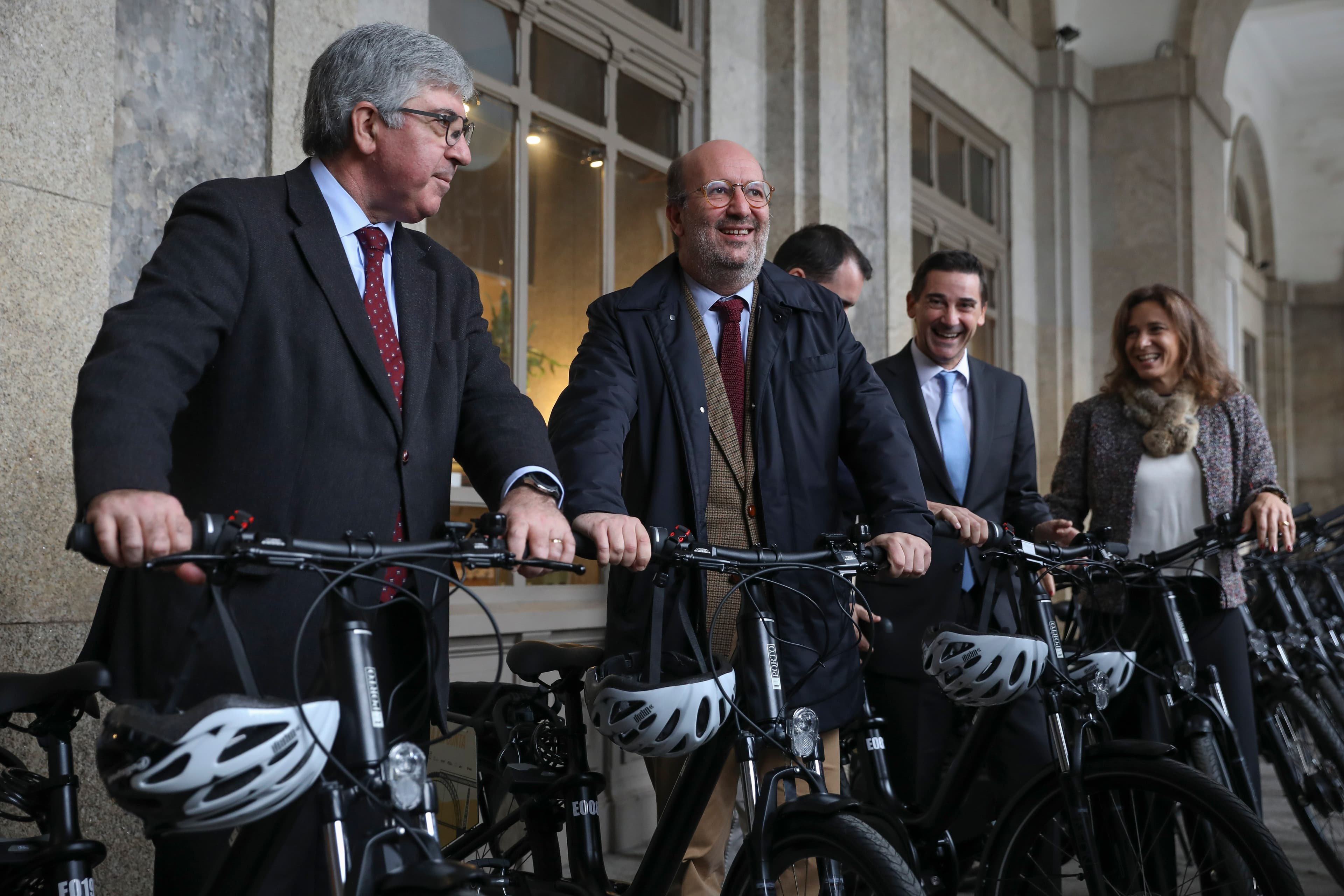 Ministro do Ambiente e da Transição Energética, João Pedro Matos Fernandes, na sessão de entrega das bicicletas do projeto U-bike, Porto, 9 novembro 2018 (Foto: José Coelho/Lusa)