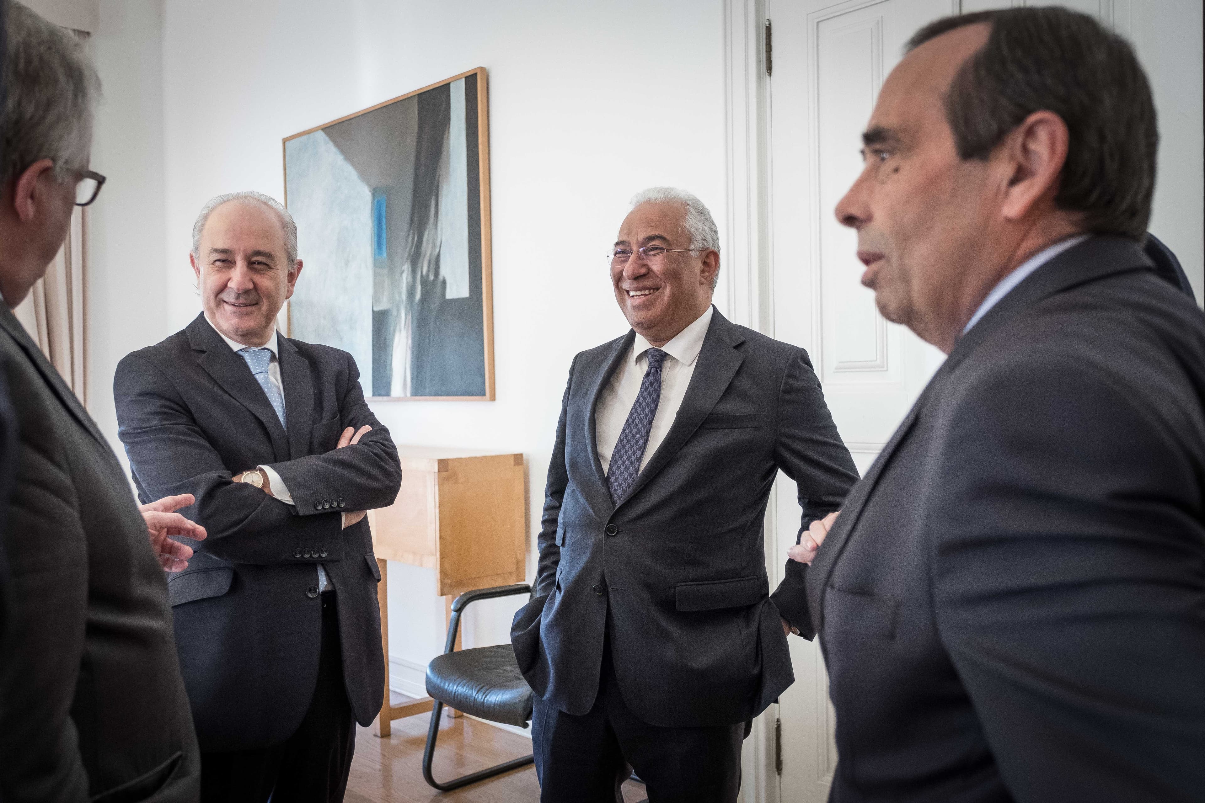 Primeiro-Ministro António Costa e Presidente do PSD Rui Rio, com as respetivas delegações, antes da assinatura das declarações conjuntas sobre fundos da União Europeia e descentralização, Lisboa, 18 abril 2018 (Foto: Clara Azevedo)