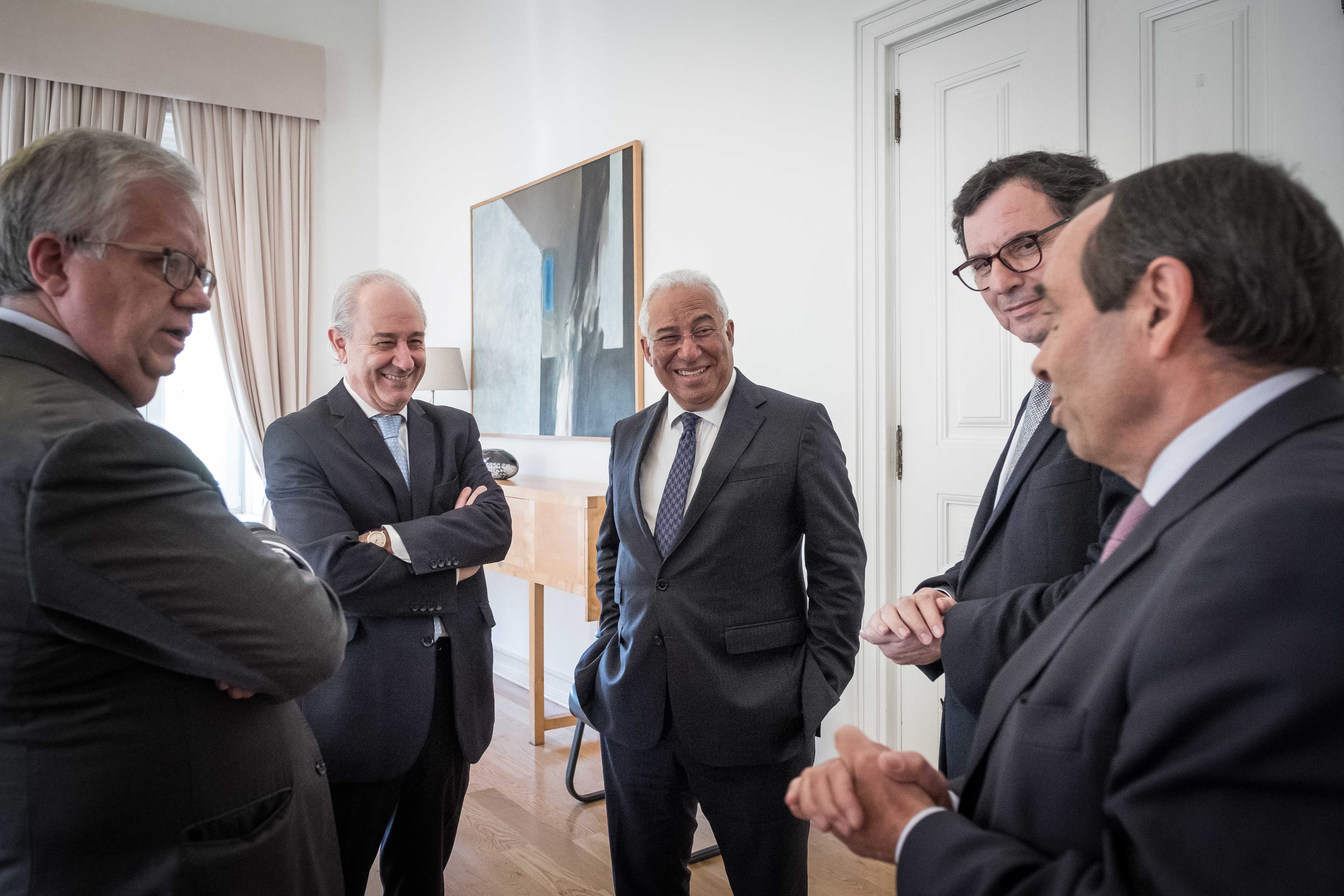 Primeiro-Ministro António Costa e Presidente do PSD Rui Rio, com as respetivas delegações, antes da assinatura das declarações conjuntas sobre fundos da União Europeia e descentralização, Lisboa, 18 abril 2018 (Foto: Clara Azevedo)