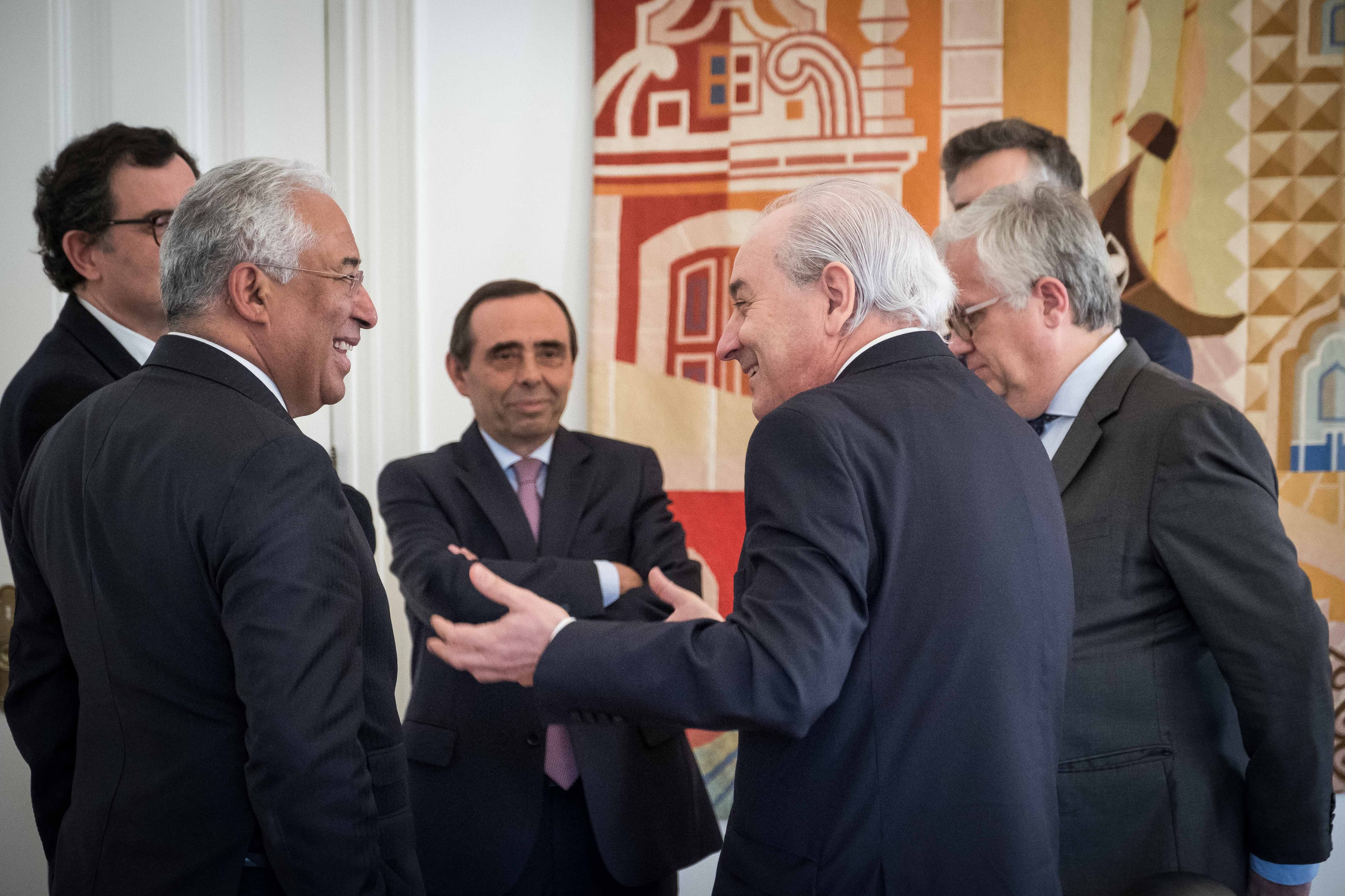 Primeiro-Ministro António Costa e Presidente do PSD Rui Rio, com as respetivas delegações, antes da assinatura das declarações conjuntas sobre fundos da União Europeia e descentralização, Lisboa, 18 abril 2018 (Foto: Clara Azevedo)