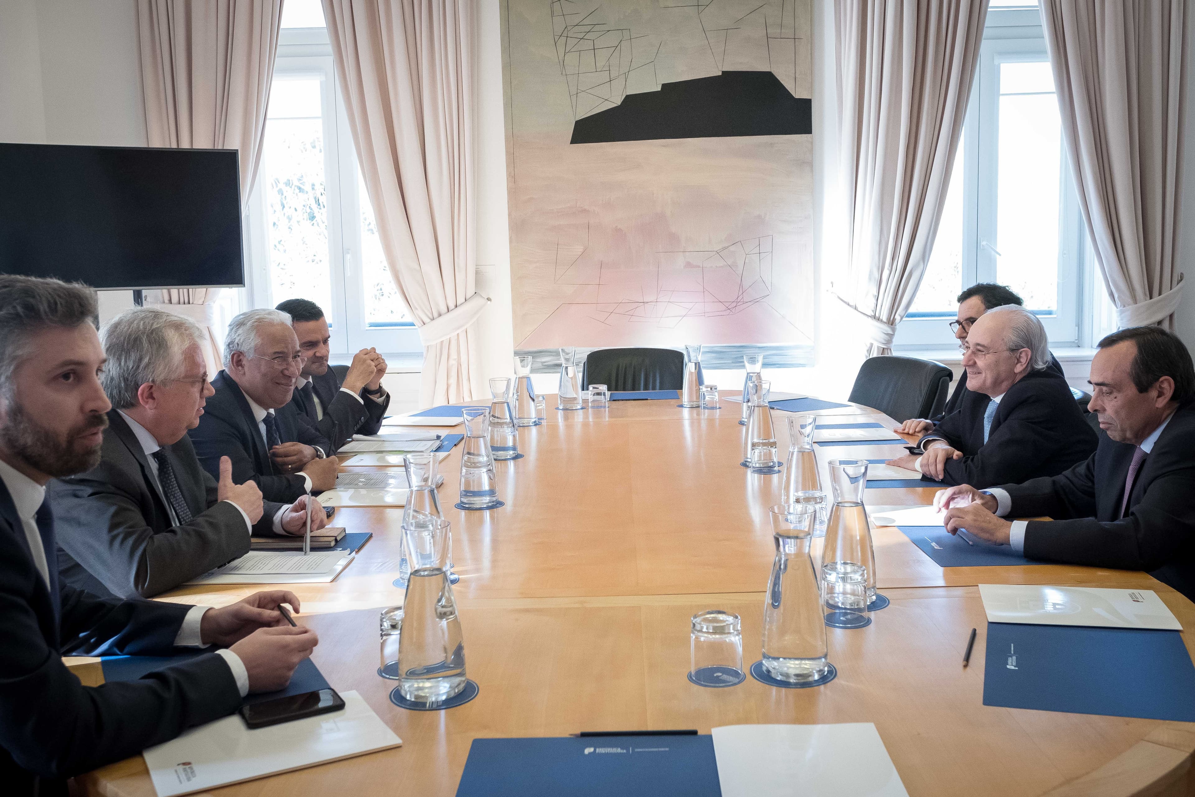 Delegações do Governo (Pedro Nuno Santos, Eduardo Cabrita, António Costa e Pedro Marques) e do PSD (Álvaro Amaro, Rui Rio e Castro Almeida) na assinatura das declarações conjuntas sobre fundos da UE e descentralização, Lisboa, 18 abril 2018