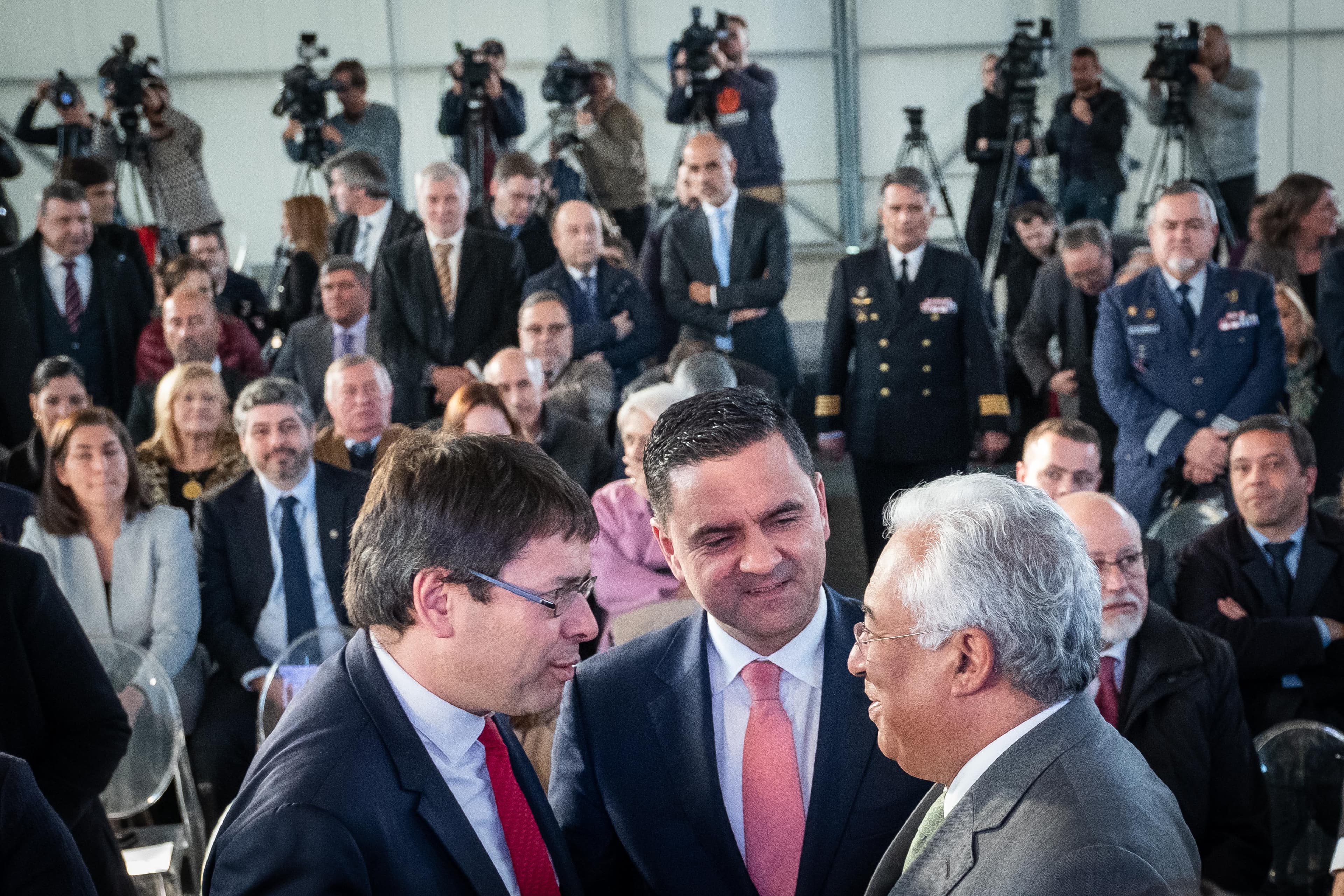 Primeiro-Ministro António Costa e Ministro do Planeamento e Infraestruturas, Pedro Marques, com presidente da ANA na assinatura do contrato de expansão da capacidade aeroportuária da região de Lisboa, Montijo, 8 janeiro 2019 (foto: Clara Azevedo)