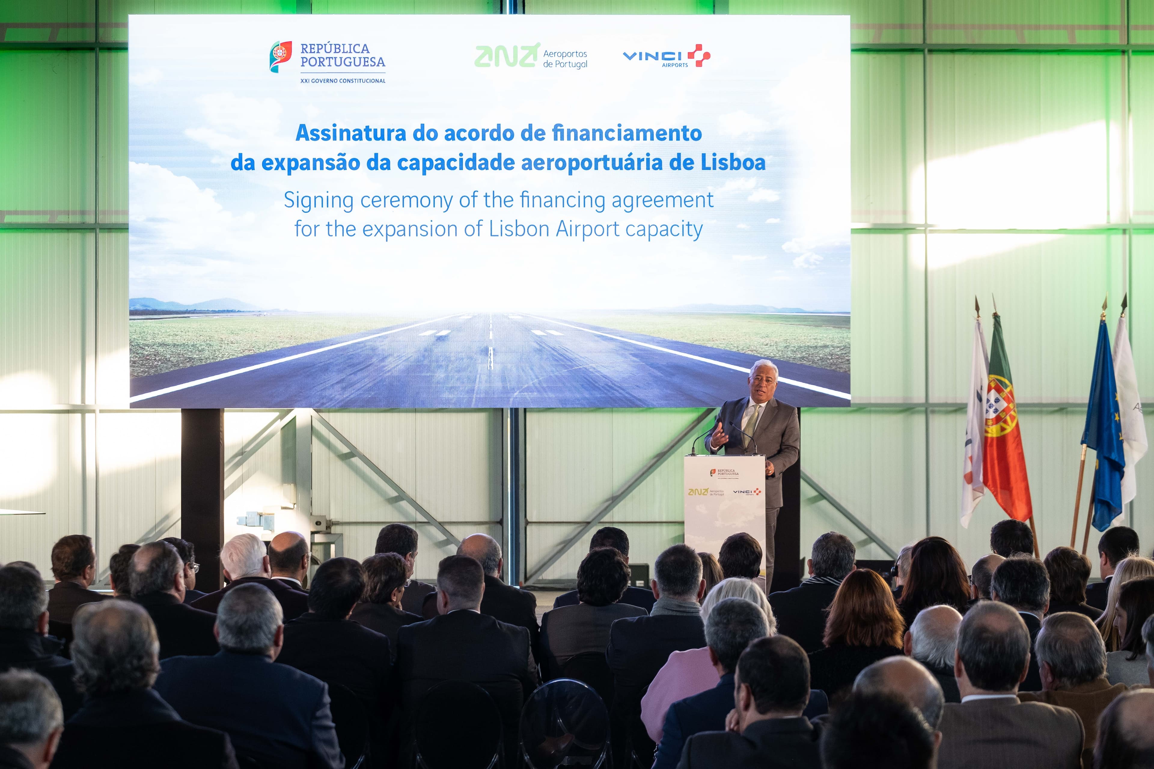 Primeiro-Ministro António Costa discursa na assinatura do contrato de expansão da capacidade aeroportuária da região de Lisboa, Montijo, 8 janeiro 2019 (foto: Clara Azevedo)
