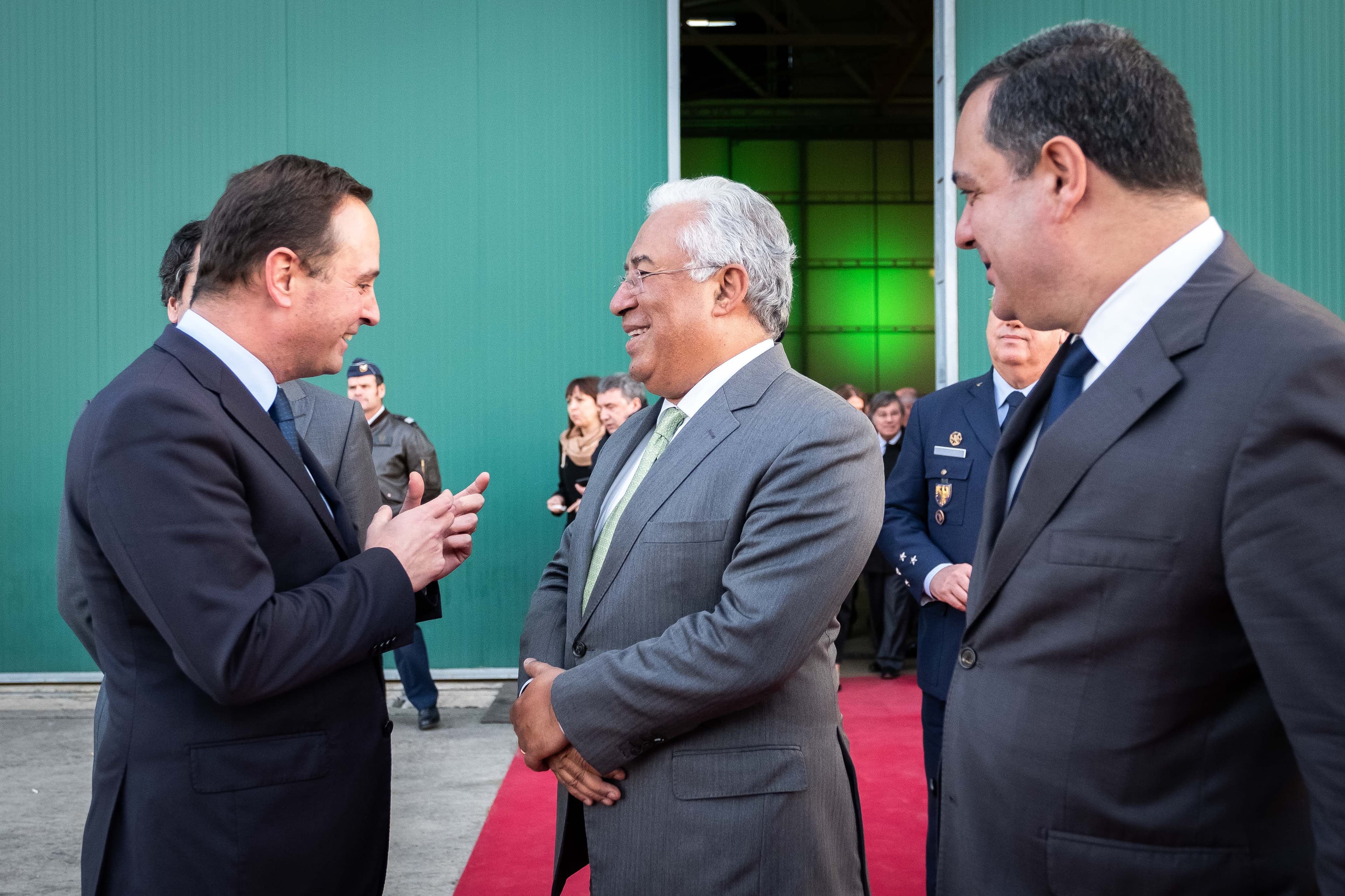 Primeiro-Ministro António Costa com o presidente da Câmara de Lisboa, Fernando Medina, no final da assinatura do contrato de expansão da capacidade aeroportuária da região de Lisboa, Montijo, 8 janeiro 2019 (foto: Clara Azevedo)