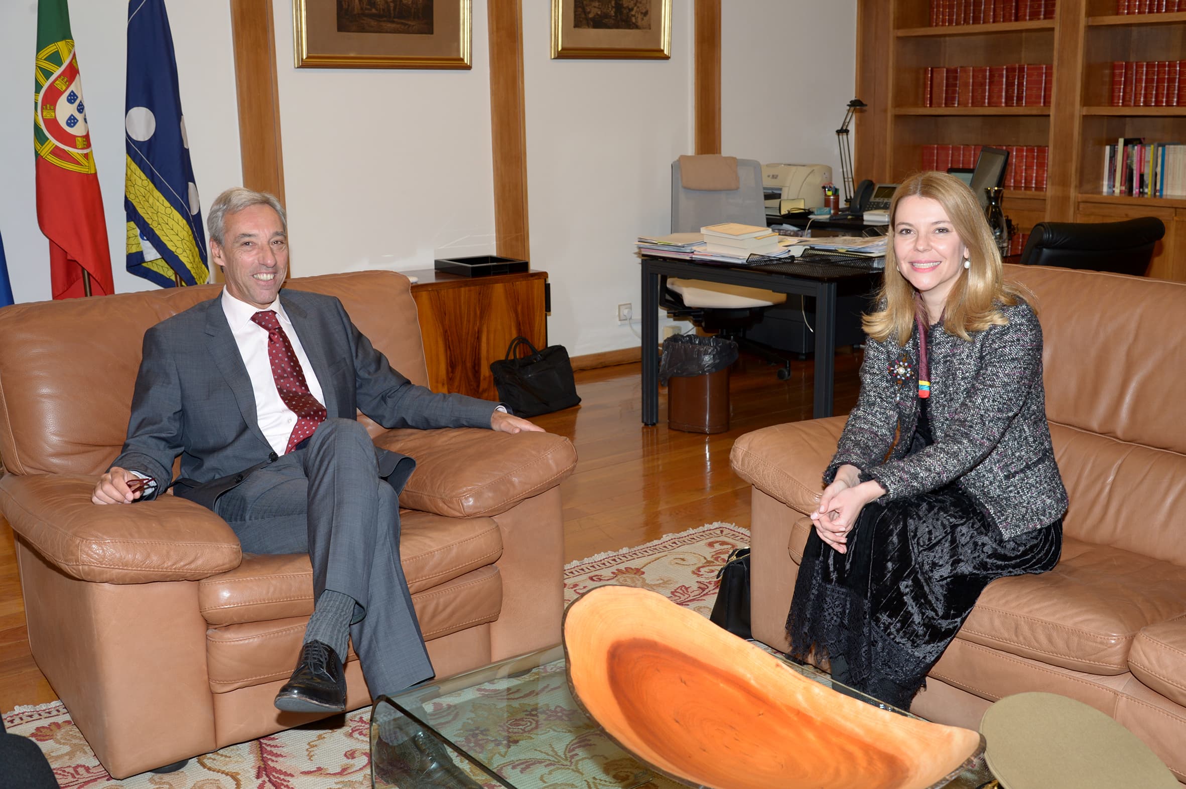 Ministro da Defesa Nacional, João Gomes Cravinho, e embaixadora da Roménia em Portugal, Ioana Bivolaru, Lisboa, 22 novembro 2018