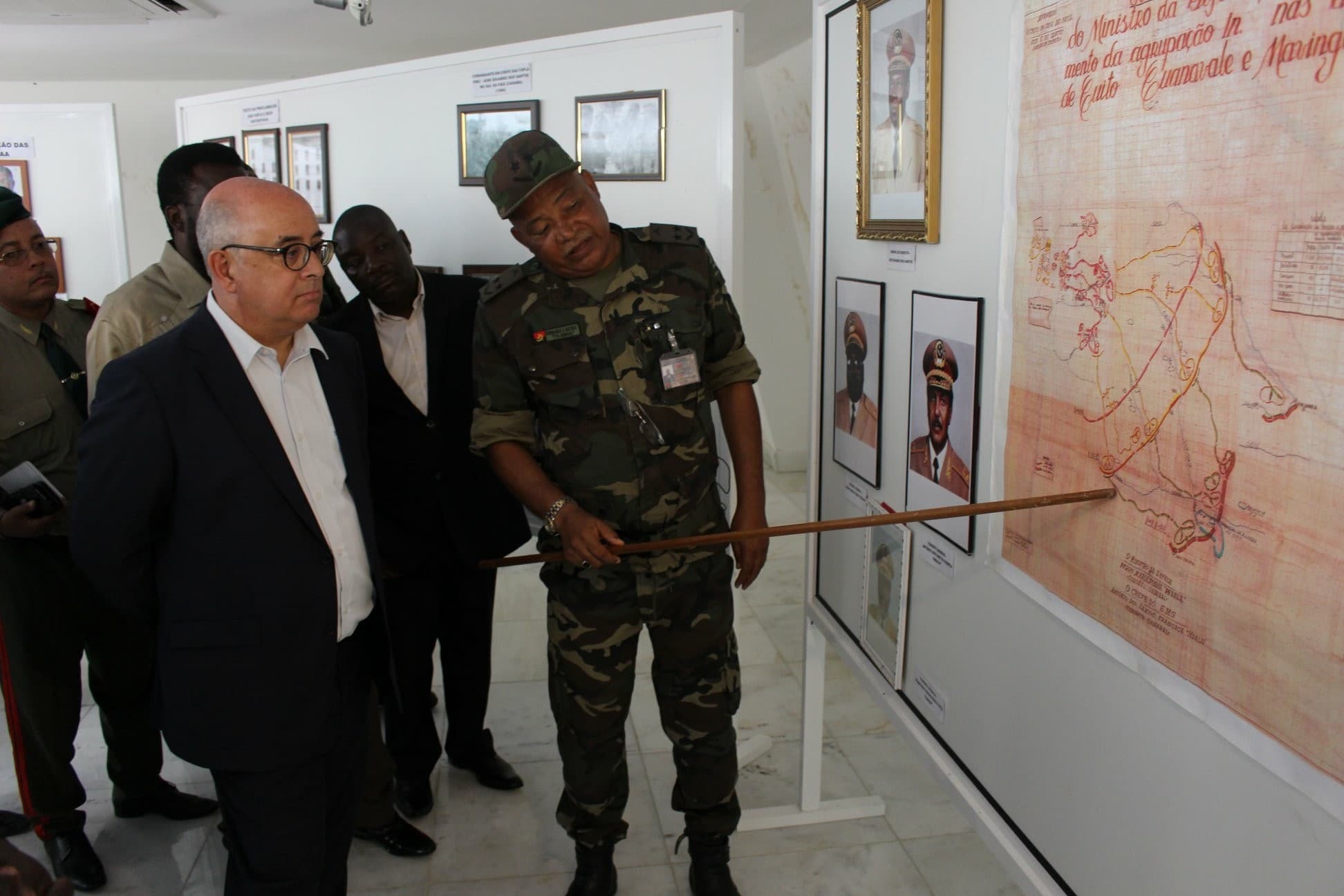 Ministro da Defesa Nacional, José Alberto Azeredo Lopes, presta homenagem aos mortos na batalha de Cuito Cuanavale, Angola, 17 maio 2018