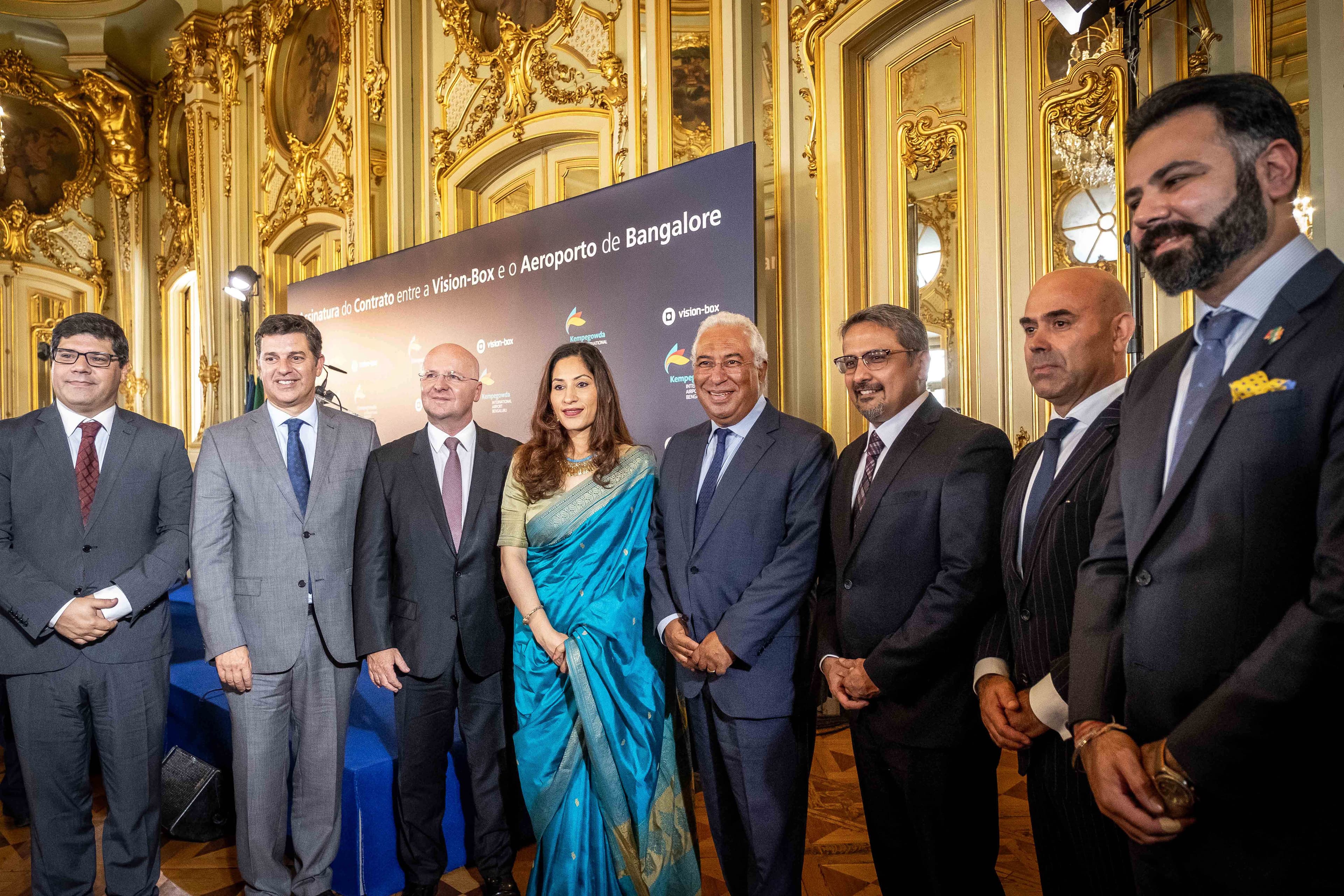 Primeiro-Ministro António Costa, Embaixadora da Ãndia, Nandini Singla, Ministro Caldeira Cabral, e Secretário de Estado Eurico Brilhante Dias, na assinatura do contrato com o aeroporto de Bangalore, Lisboa, 5 setembro 2018 (foto: Clara Azevedo)