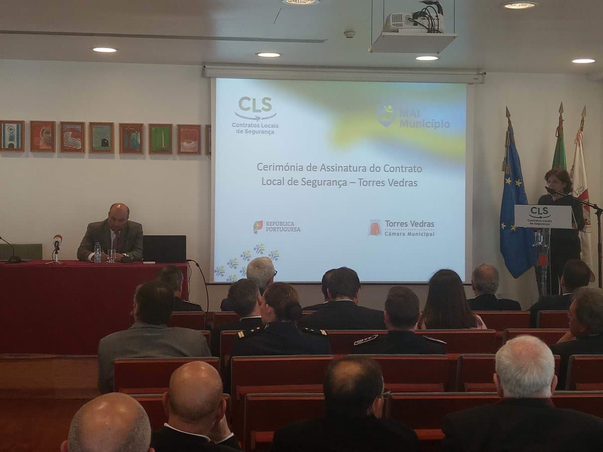 Secretária de Estado Adjunta e da Administração Interna, Isabel Oneto, e Presidente da Câmara Municipal de Torres Vedras, Carlos Bernardes, na assinatura de um novo Contrato Local de Segurança, Torres Vedras, 18 abril 2018