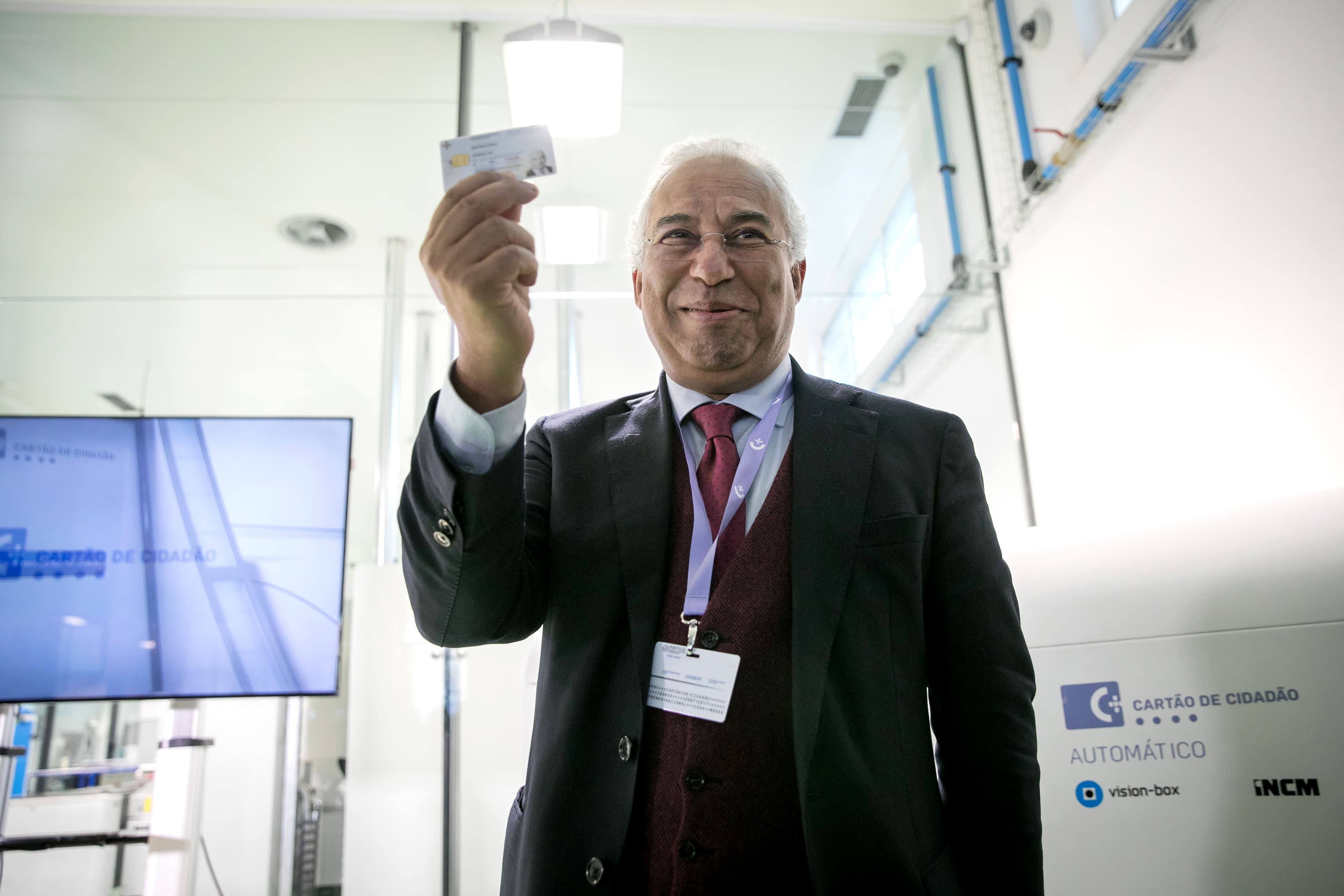 Primeiro-Ministro António Costa com o seu novo Cartão de Cidadão, na sessão dos 10 anos do Cartão de Cidadão, Lisboa, 7 dezembro 2017 (Foto: Paulo Vaz Henriques)