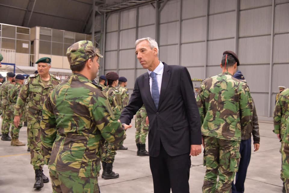 Ministro da Defesa Nacional, João Gomes Cravinho, cumprimenta militares que partem para apoiar as populações e autoridades moçambicanas atingidas pelo ciclone, Lisboa, 20 março 2019