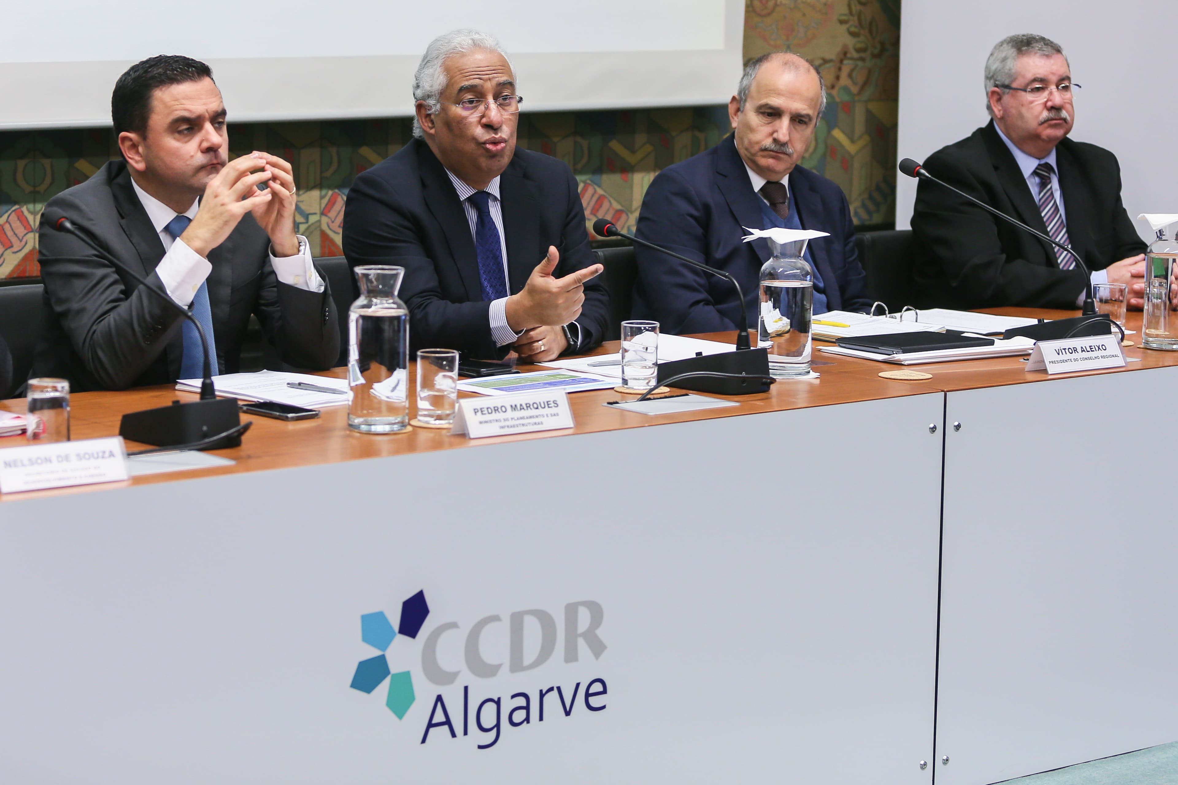 Primeiro-Ministro António Costa e Ministro do Planeamento e Infraestuturas, Pedro Marques, na reunião do Conselho regional do Algarve sobre a estratégia Portugal 2030, Faro, 12 janeiro 2018 (foto: Luís Forra/Lusa)