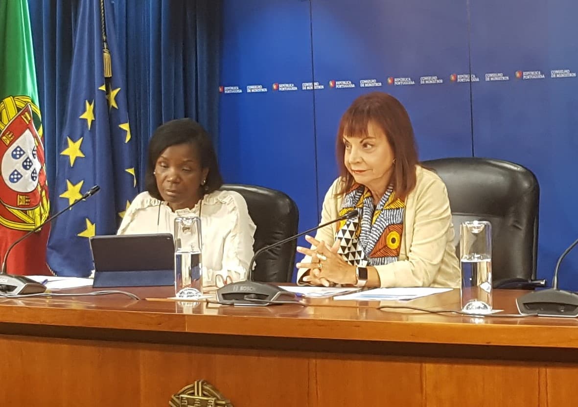 Ministras da Presidência e Modernização Administrativa, Maria Manuel Leitão Marques, e da Justiça, Francisca Van Dunem, na conferência de imprensa do Conselho de Ministros, 20 setembro 2018