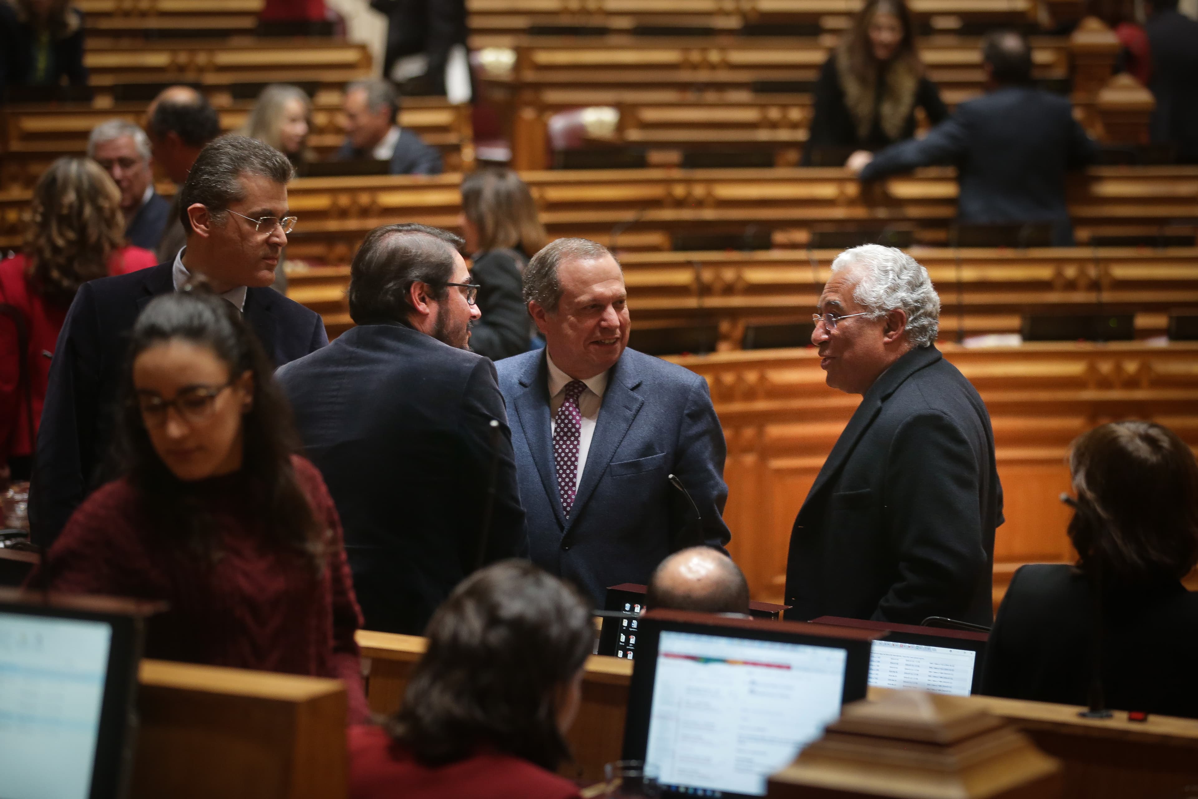 Primeiro-Ministro António Costa conversa com os líderes parlamentares do PS, Carlos César, e do PCP, João Oliveira, no final do debate quinzenal, Assembleia da República, 28 fevereiro 2018 (Foto: Mário Cruz/Lusa)