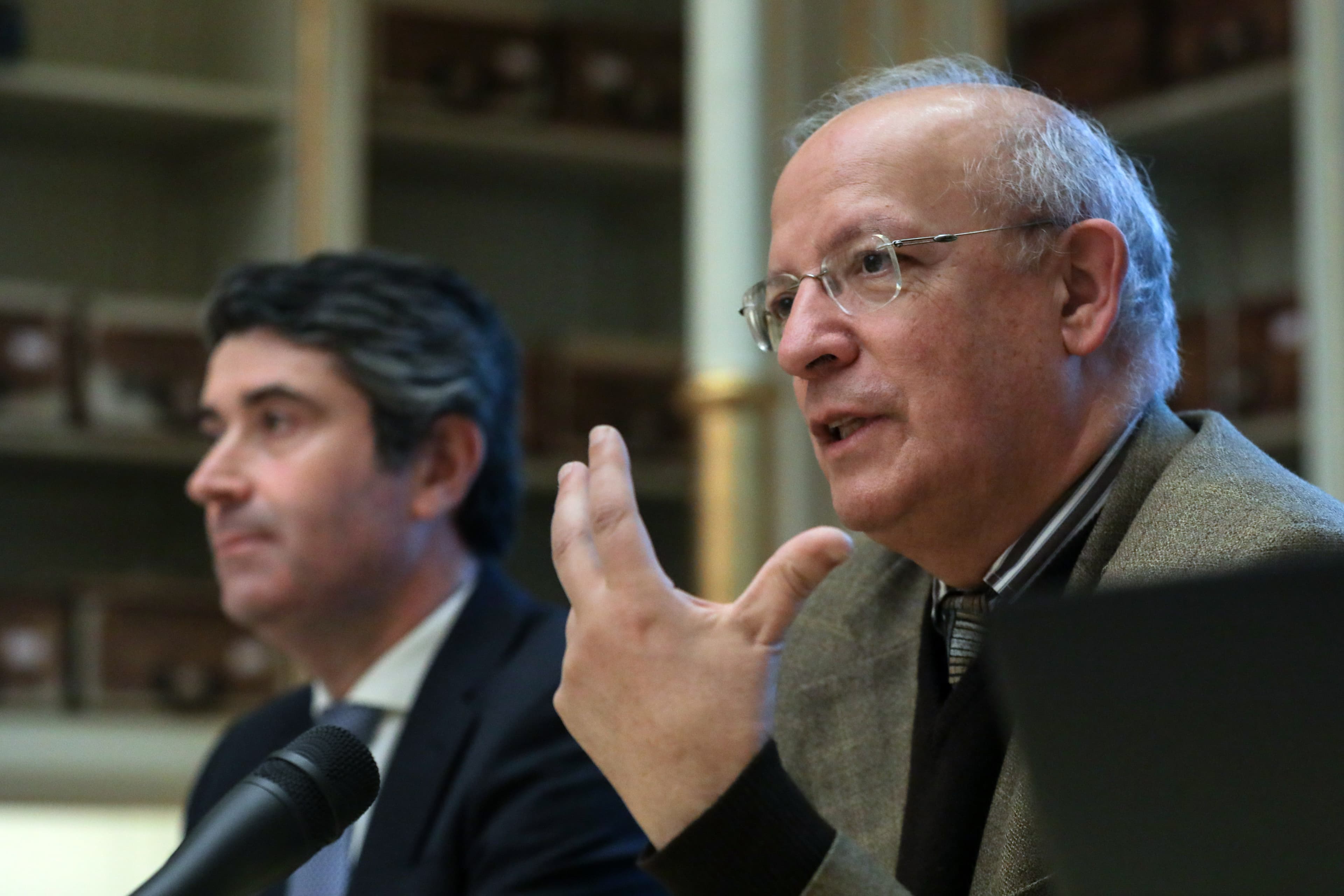 Ministro dos Negócios Estrangeiros, Augusto Santos Silva, e Secretário de Estado das Comunidades Portuguesas, José Luís Carneiro, no sexto Fórum de Graduados Portugueses no Estrangeiro, Lisboa (Foto: António Cotrim/Lusa)