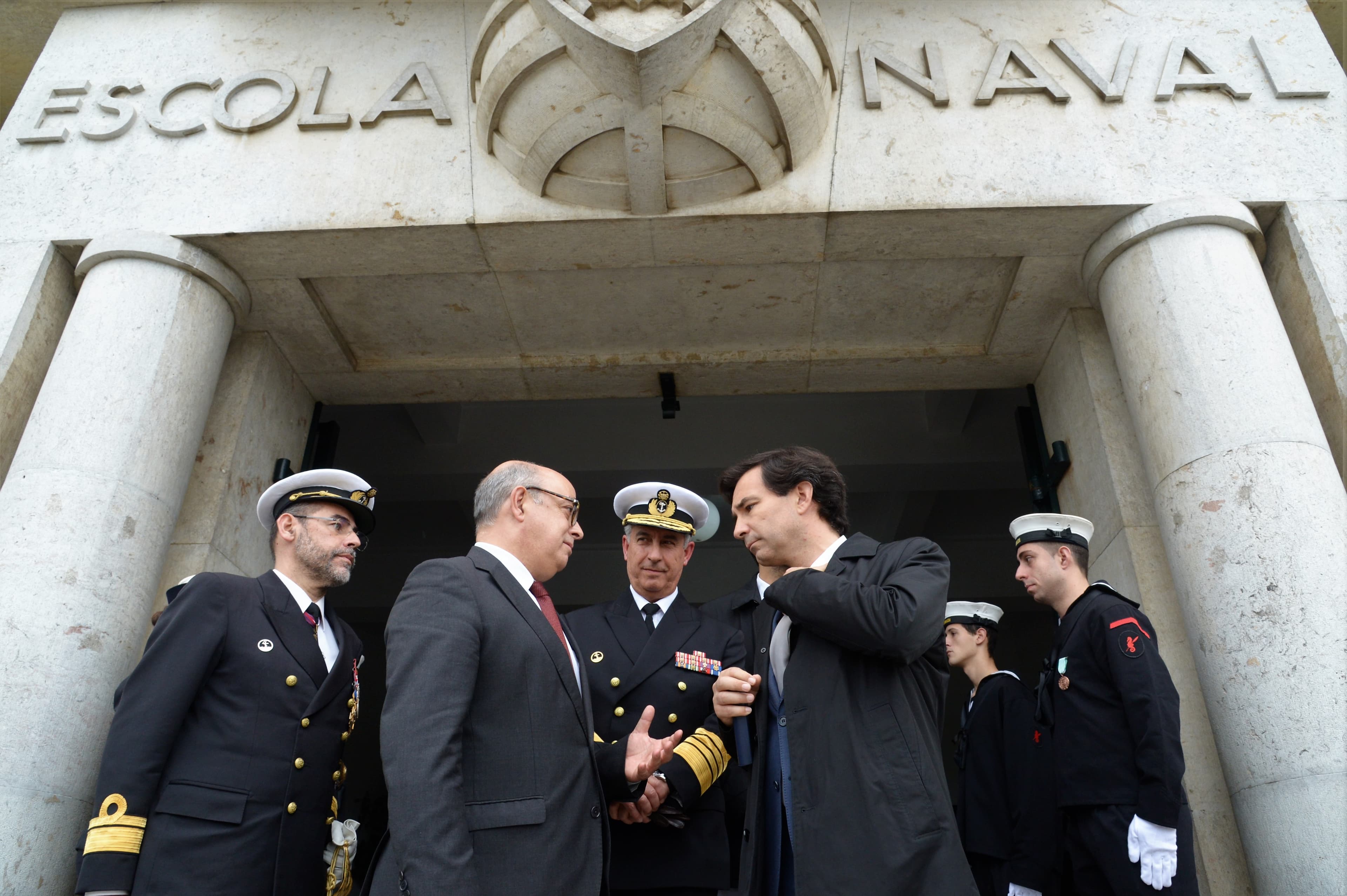 Ministro da Defesa Nacional, José Alberto Azeredo Lopes, e Secretário de Estado da Defesa Nacional, Marcos Perestrello, na cerimónia de entrega do comando da Escola Naval ao Contra-Almirante Mário José Simões Marques, Almada, 14 março 2018