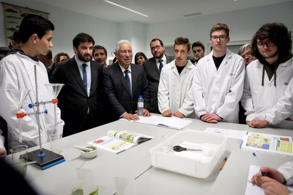 Primeiro-Ministro António Costa e Ministro da Educação, Tiago Brandão Rodrigues, com alunos da escola secundária de Santa Maria Maior, Viana do Castelo, 7 março 2018