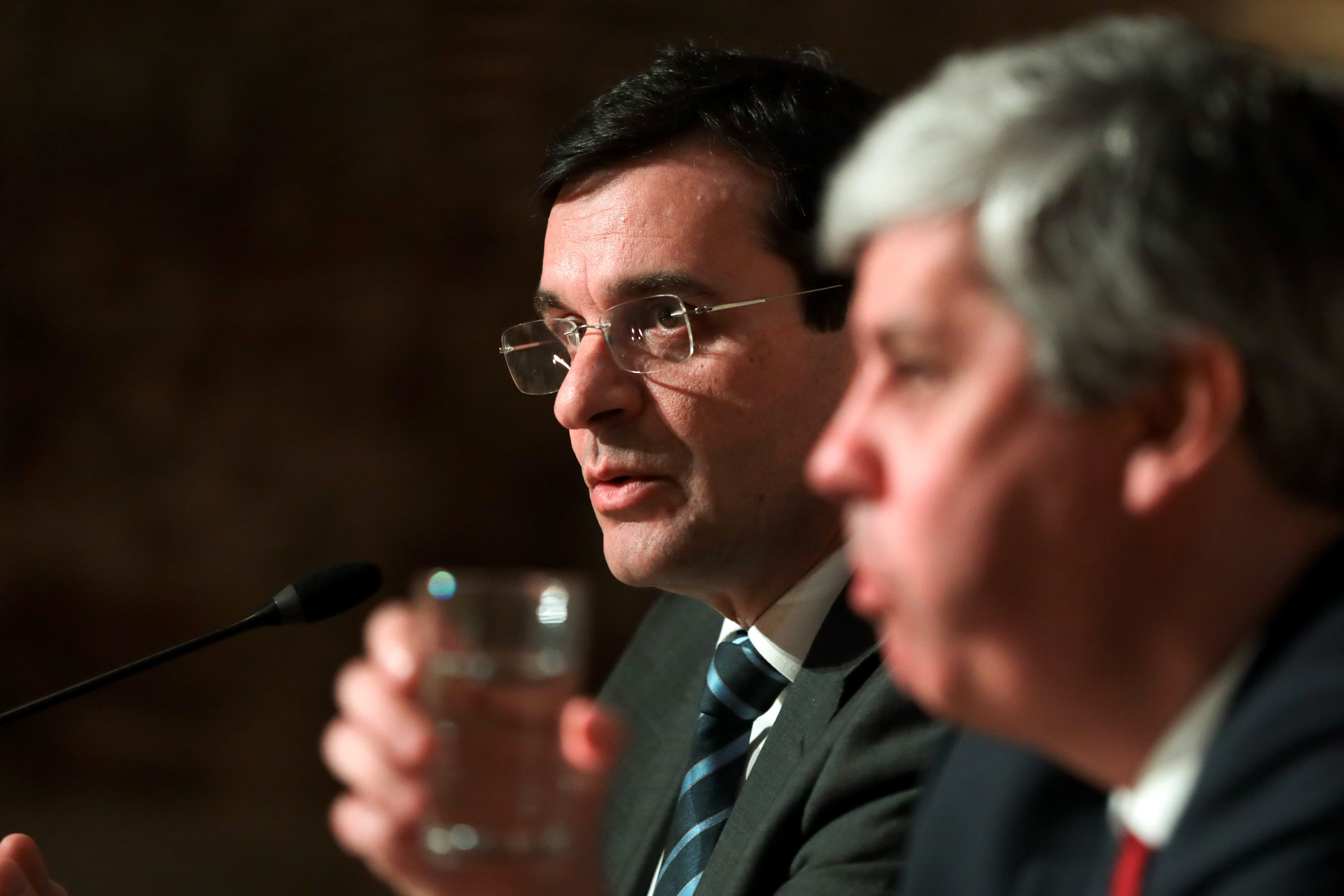 Ministros das Finanças, Mário Centeno, e da Saúde, Adalberto Campos Fernandes, na apresentação da estrutura de missão para a sustentabilidade do programa orçamental da Saúde, Lisboa, 26 março 2018 (Foto: Manuel de Almeida/Lusa)