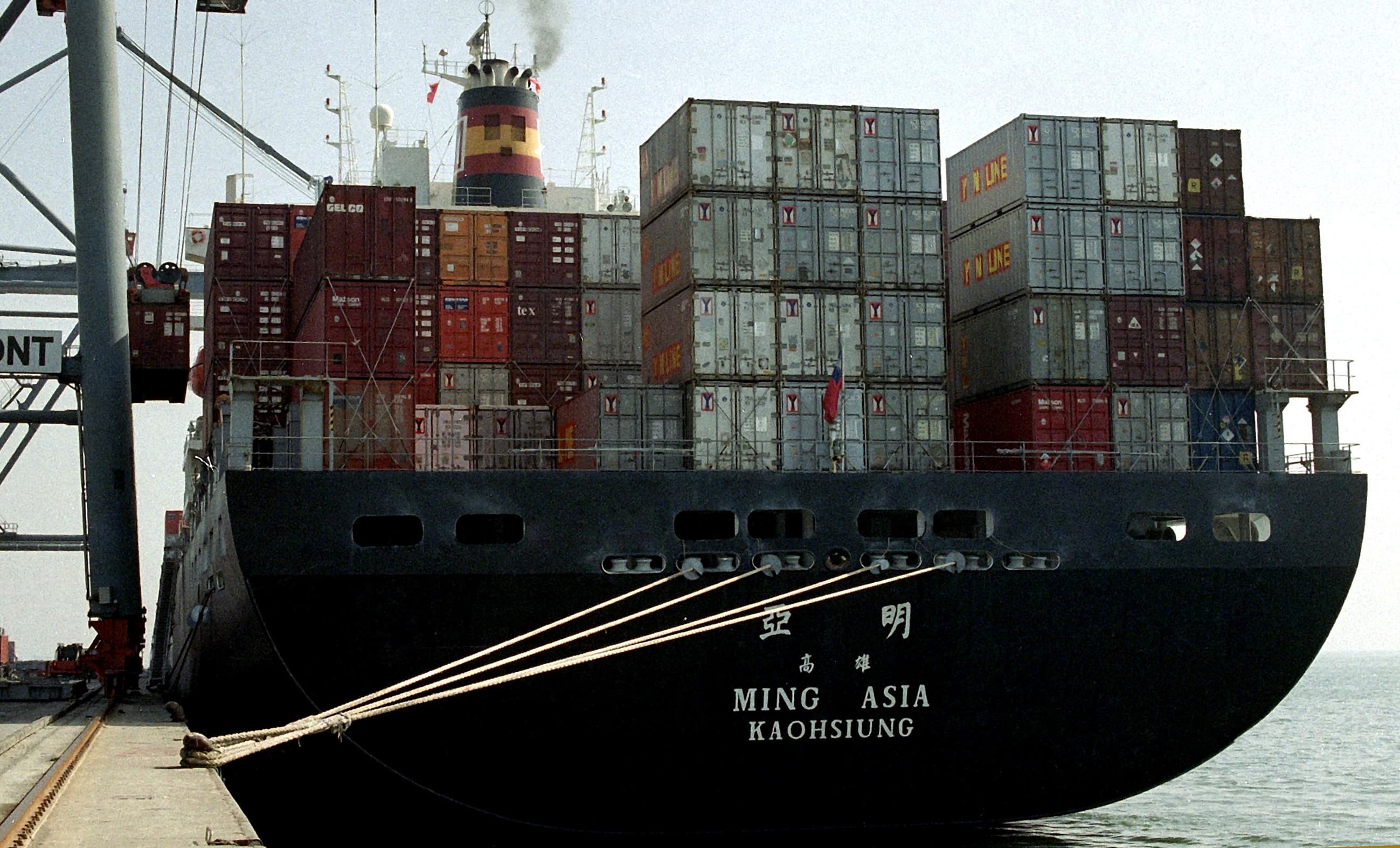 Navio carregado de contentores no porto de Lisboa