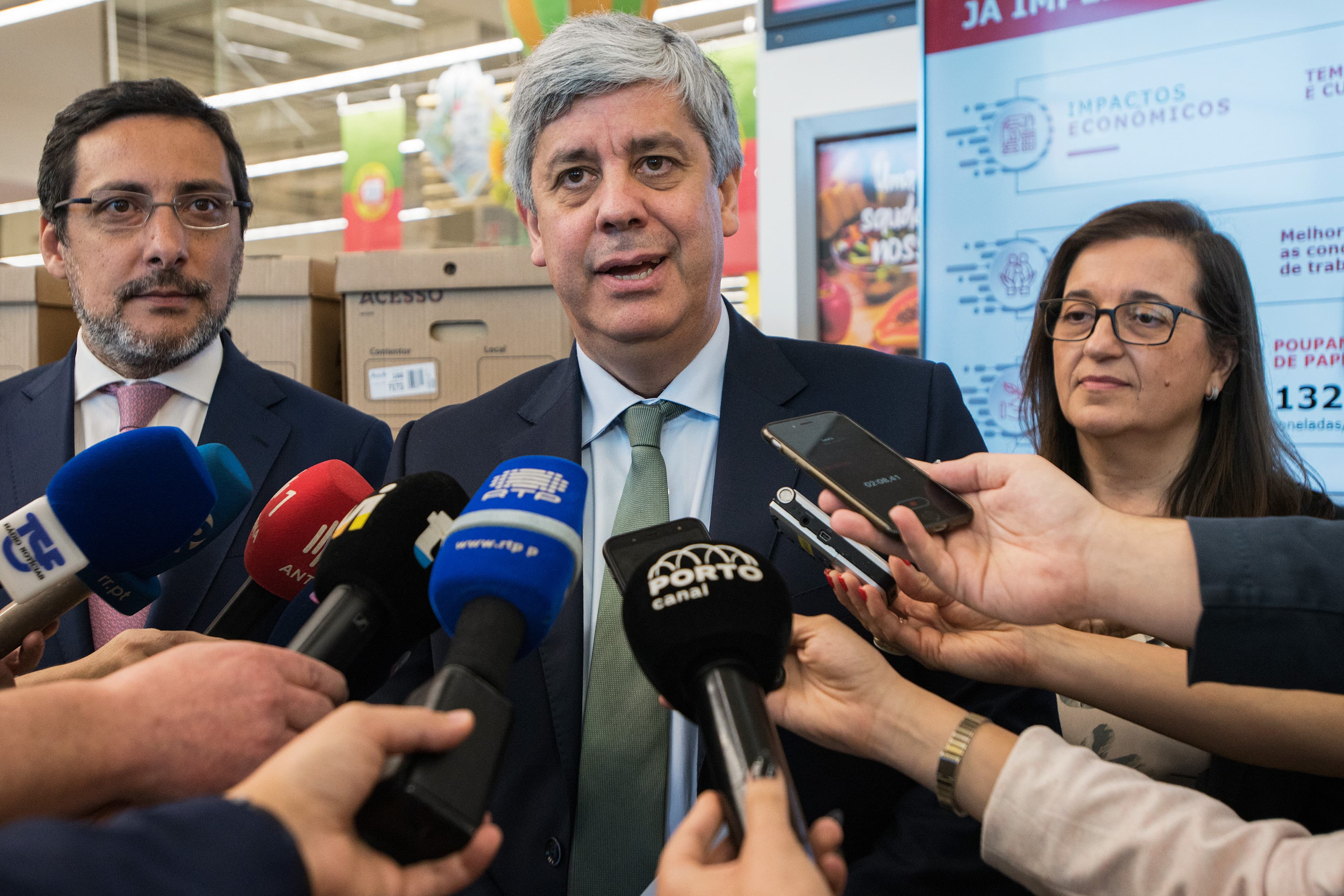 Ministro das Finanças, Mário Centeno, e Secretário de Estado dos Assuntos Fiscais, no final de uma reunião para abordar a digitalização no retalho, Matosinhos, 29 maio 2019 (Foto: Ricardo Castelo/Lusa)