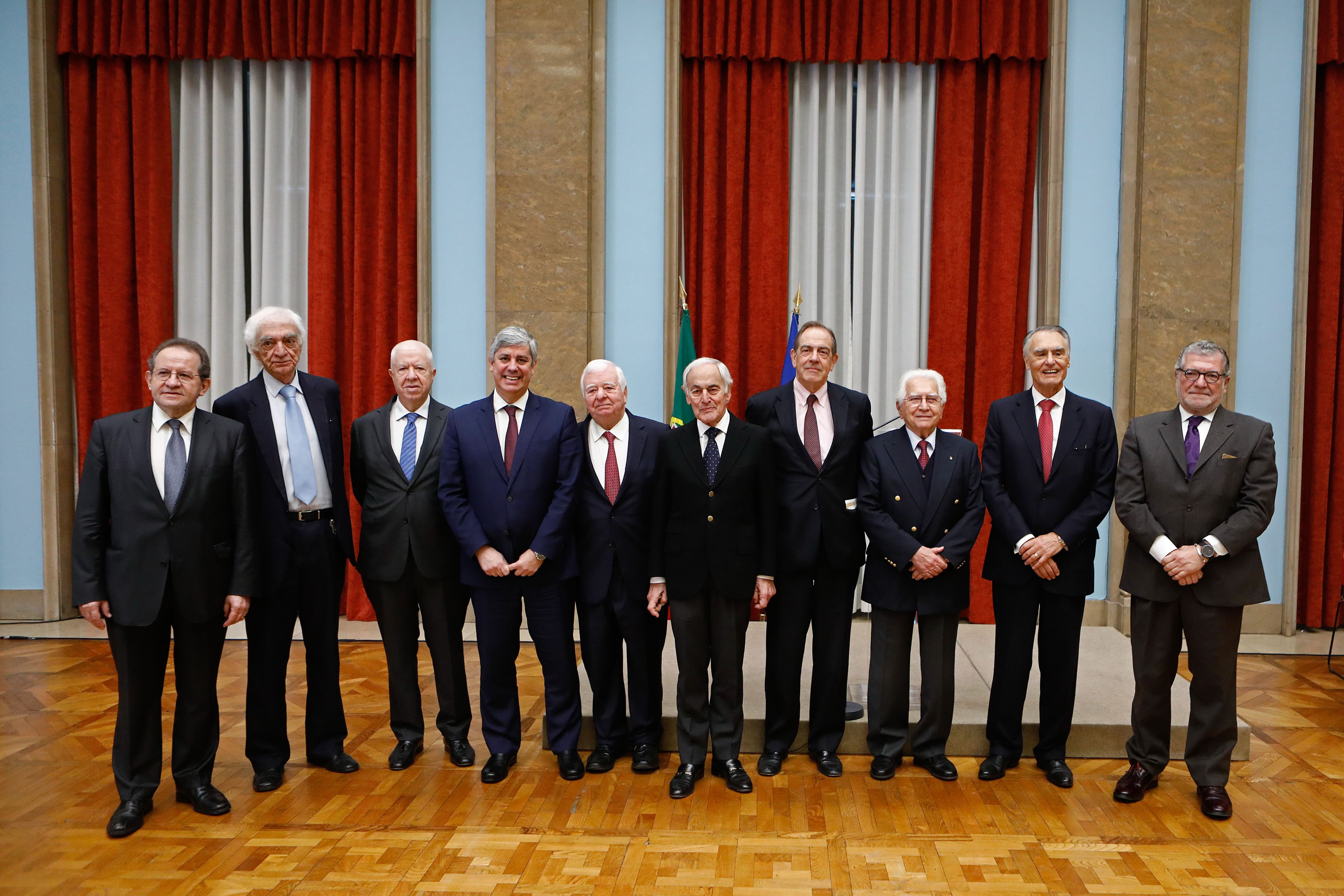Ministro das Finanças, Mário Centeno, com vários ex-ministros das Finanças, na celebração dos 230 anos da criação da Secretaria de Estado da Fazenda, Lisboa, 17 dezembro 2018 (Foto: António Pedro Santos/LUSA)
