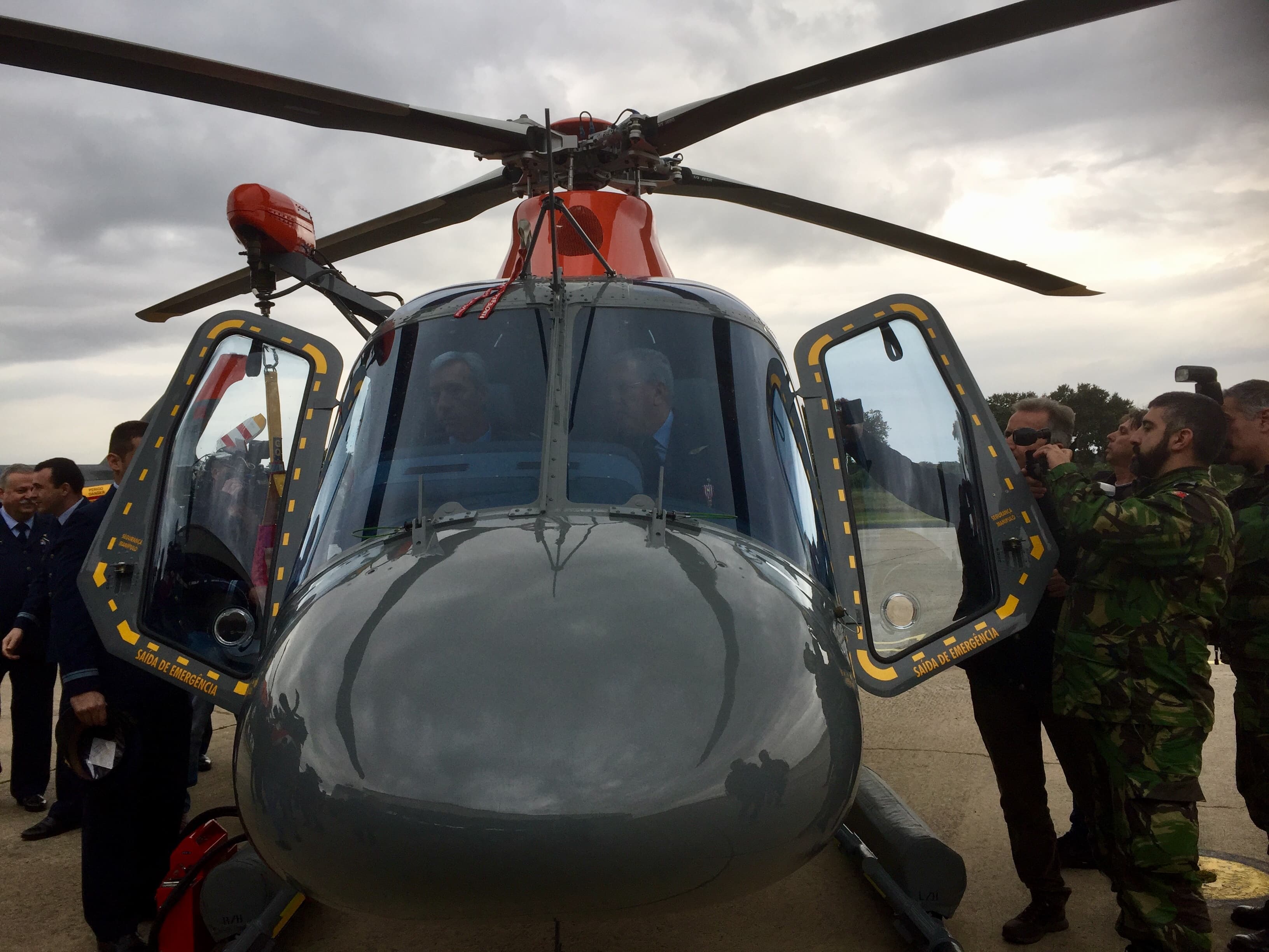 Ministro da Defesa Nacional, João Gomes Cravinho, e Chefe de Estado-Maior da Força Aérea, general Manuel Rolo, na entrega dos primeiros helicópteros Koala, Beja, 18 fevereiro 2019