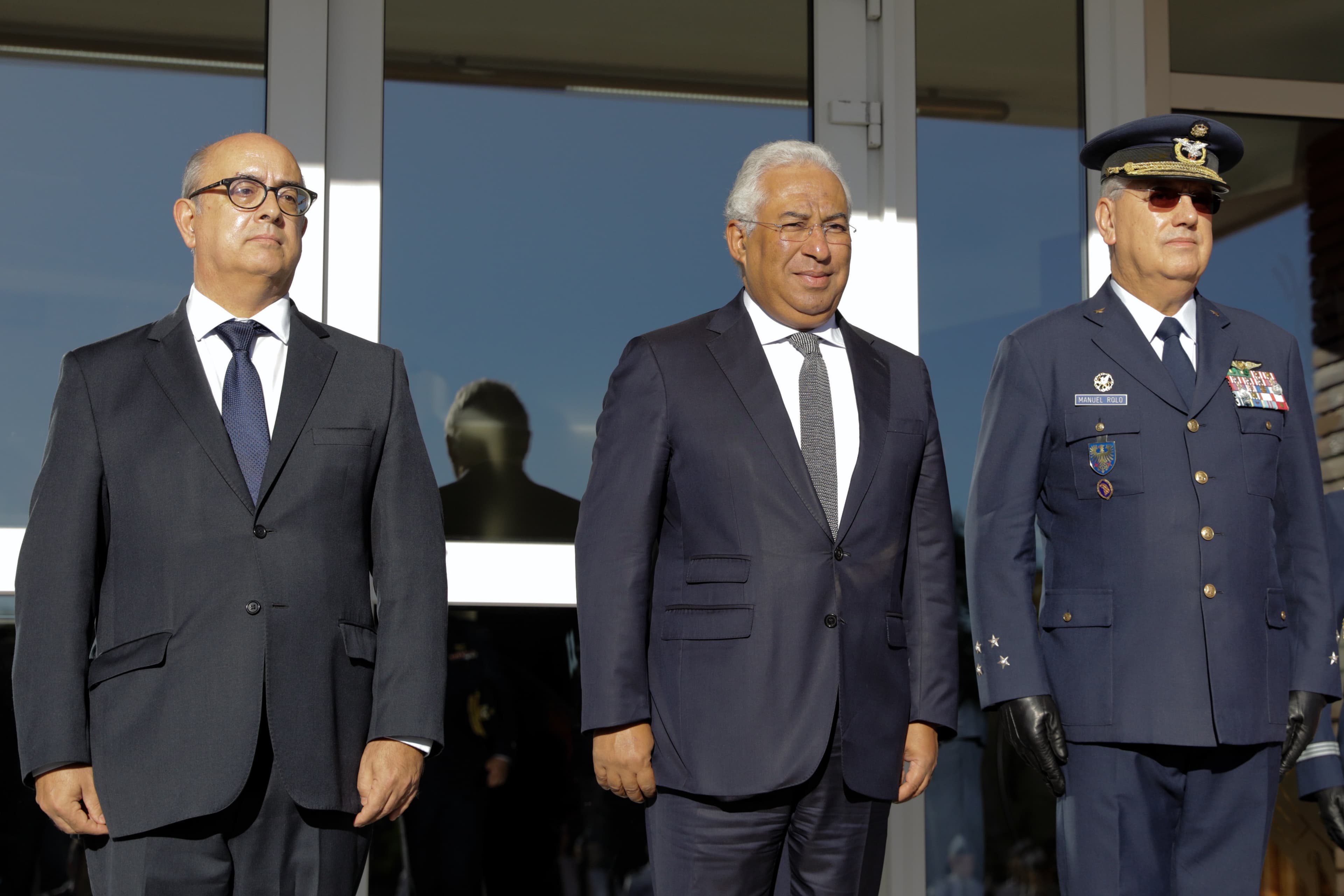 Primeiro-Ministro António Costa, Ministro da Defesa Nacional, José Alberto Azeredo Lopes, e Chefe do Estado-Maior da Força Aérea, Manuel Rolo, durante a visita à Força Aérea, Lisboa, 8 outubro 2018 (Foto: António Cotrim/Lusa)