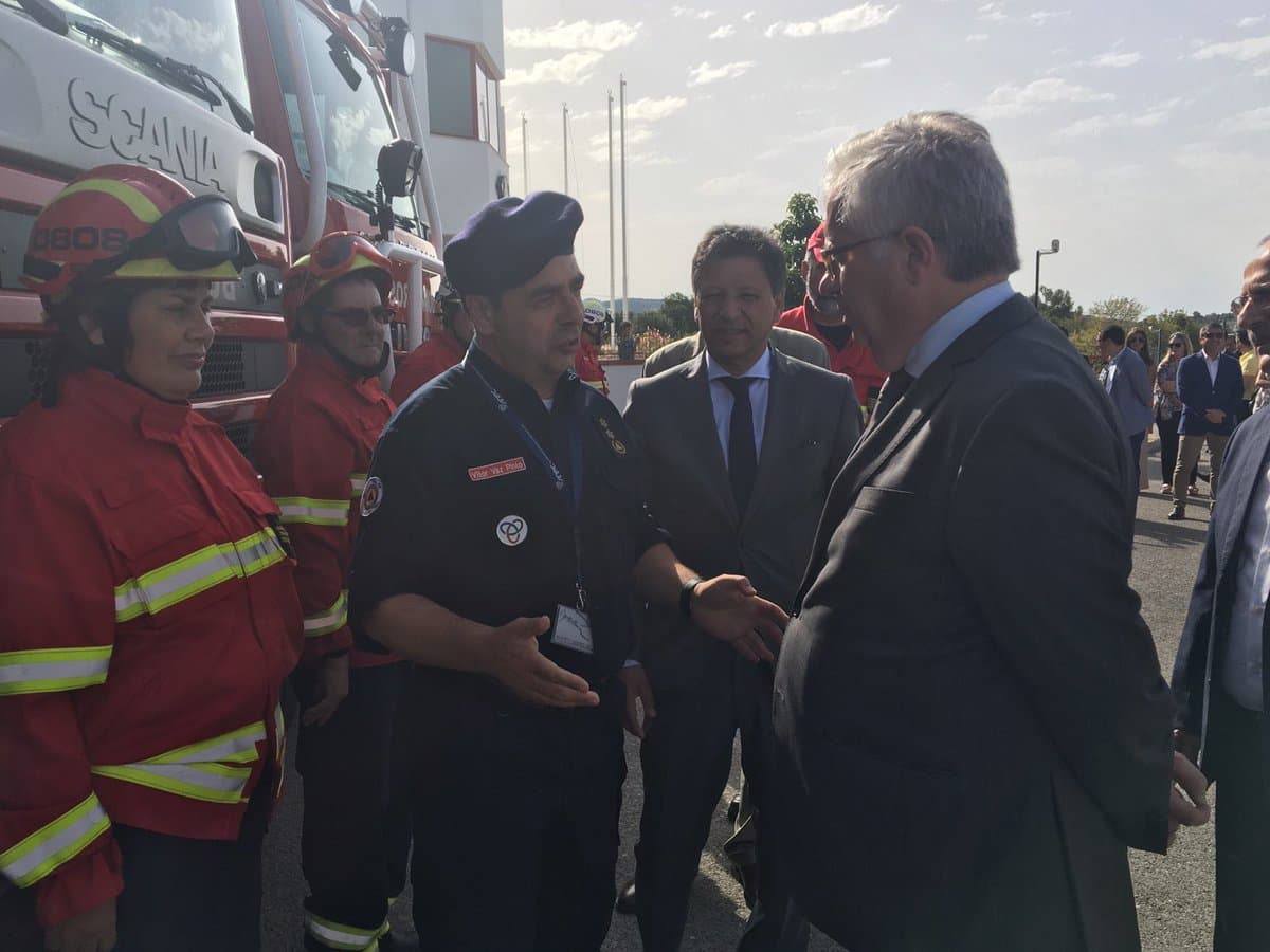 Ministro da Administração Interna, Eduardo Cabrita, durante a visita ao Centro de Meios Aéreos de Loulé, 1 agosto 2018