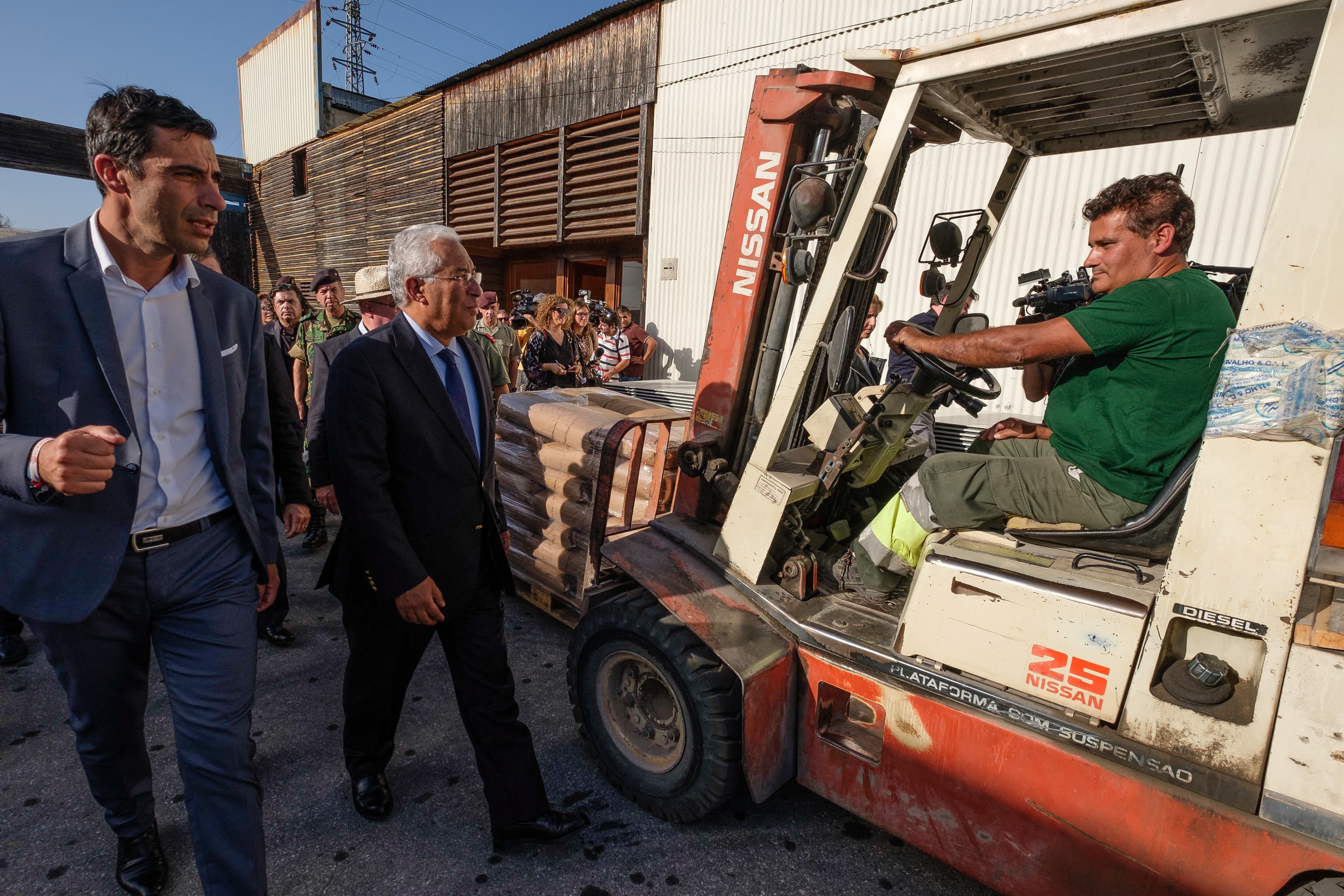 Primeiro-Ministro António Costa visita a base logística de distribuição de alimentos para animais, Vila Nova de Poiares, 27 outubro 2017 (foto: Sérgio Azenha/Lusa)