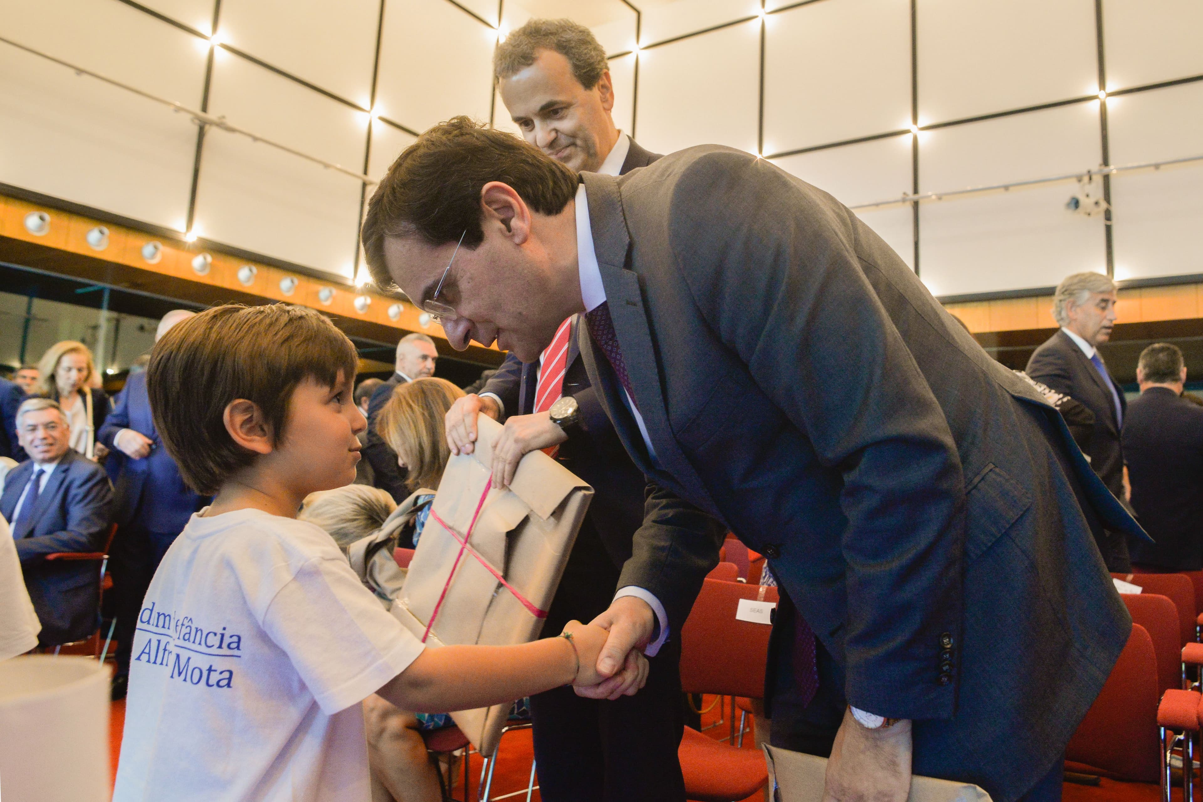 Ministro da Saúde, Adalberto Campos Fernandes, cumprimenta criança da assinatura do protocolo com 65 municípios, no âmbito do programa Saúde Oral para Todos, Lisboa, 18 setembro 2018 (foto: Rui Minderico/Lusa)