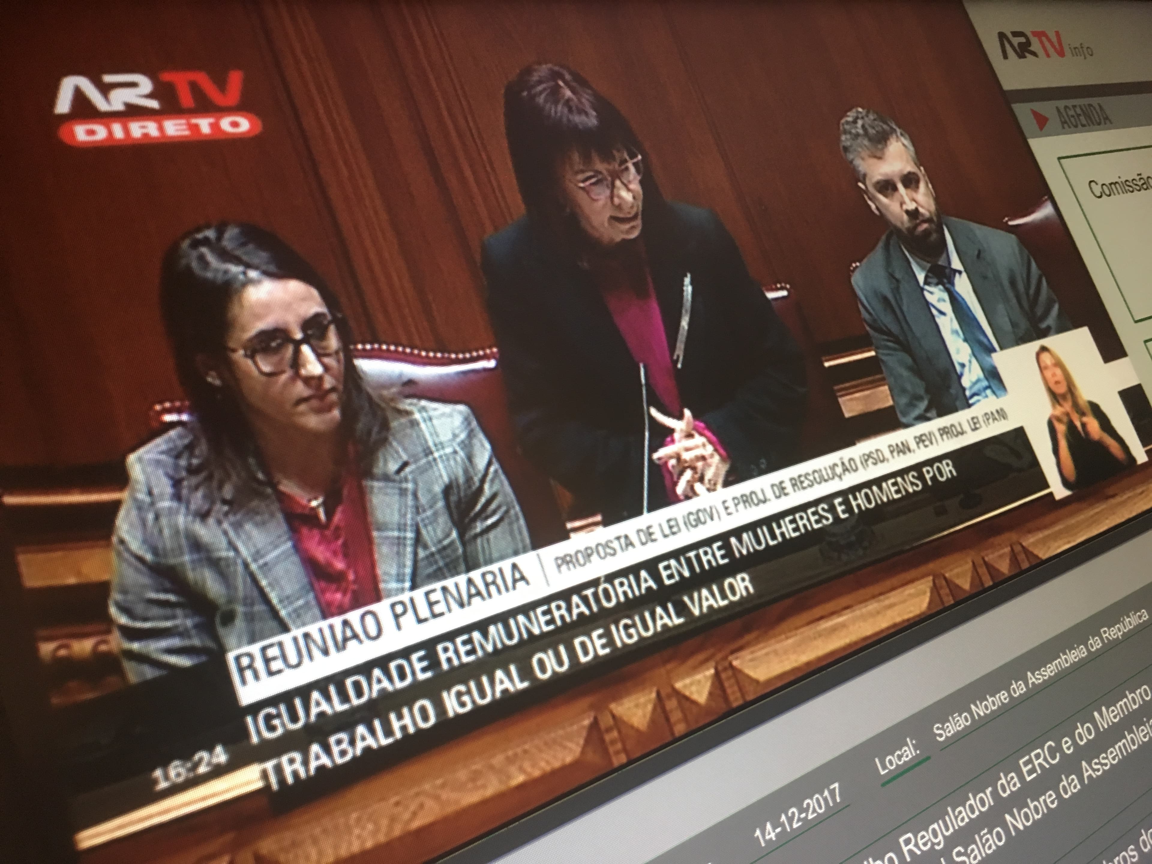 Ministra da Presidência e da Modernização Administrativa, Maria Manuel Leitão Marques, e Secretária de Estado para a Cidadania e Igualdade, Rosa Monteiro, na apresentação da proposta de Lei da Igualdade Salarial, AR, 14 dezembro 2017