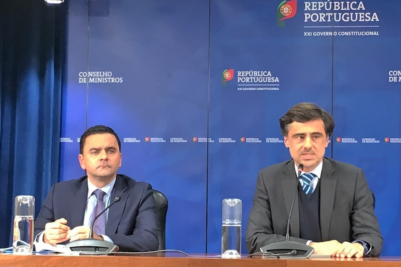Ministro do Planeamento e das Infraestruturas, Pedro Marques, e Secretário de Estado da Presidência do Conselho de Ministros, Tiago Antunes, na conferência de imprensa após o Conselho de Ministros, Lisboa, 6 dezembro 2018