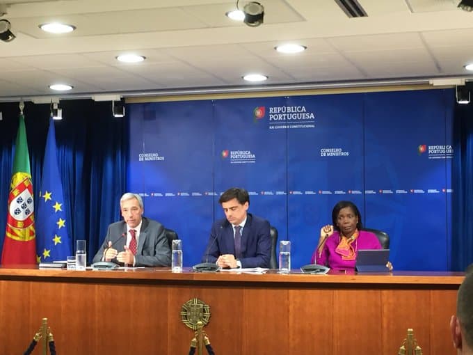 Ministra da Justiça, Francisca Van Dunem, Ministro da Defesa Nacional, João Gomes Cravinho, e Secretário de Estado da Presidência do Conselho de Ministros, Tiago Antunes, na conferência de imprensa após o Conselho de Ministros, 22 novembro 2018